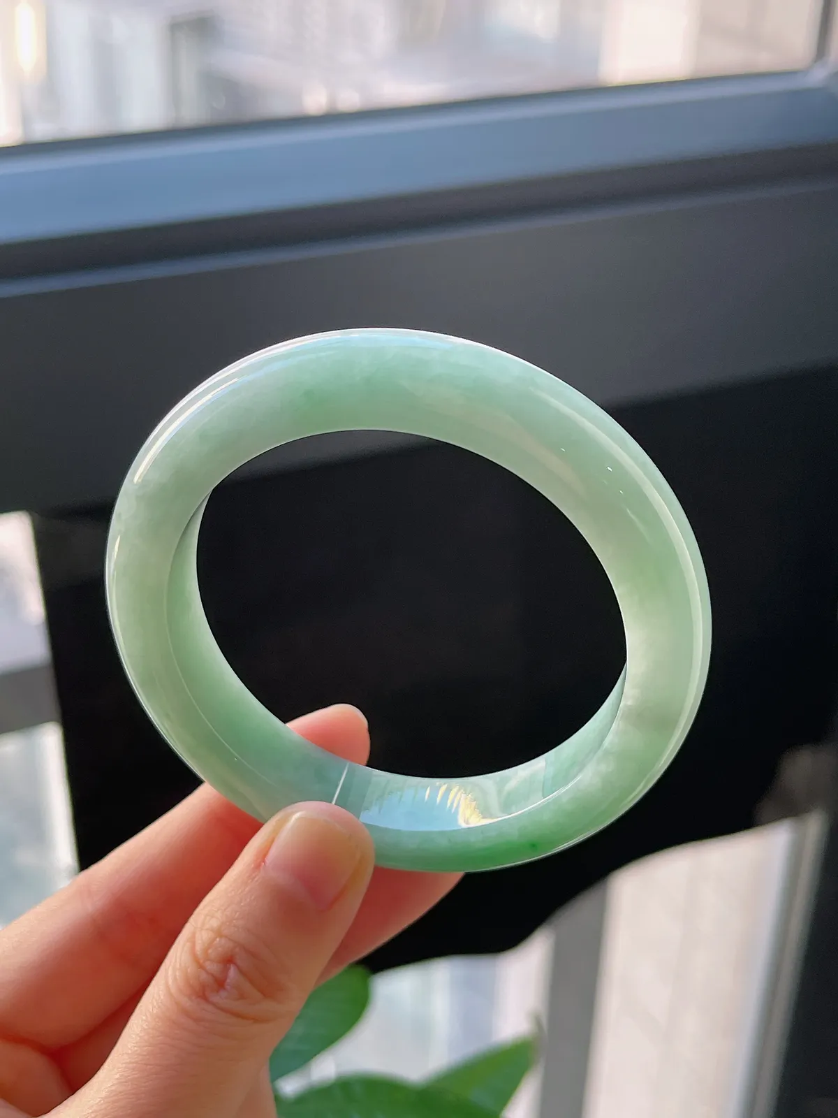 正圈55.6圈口，翡翠糯化种淡绿色手镯