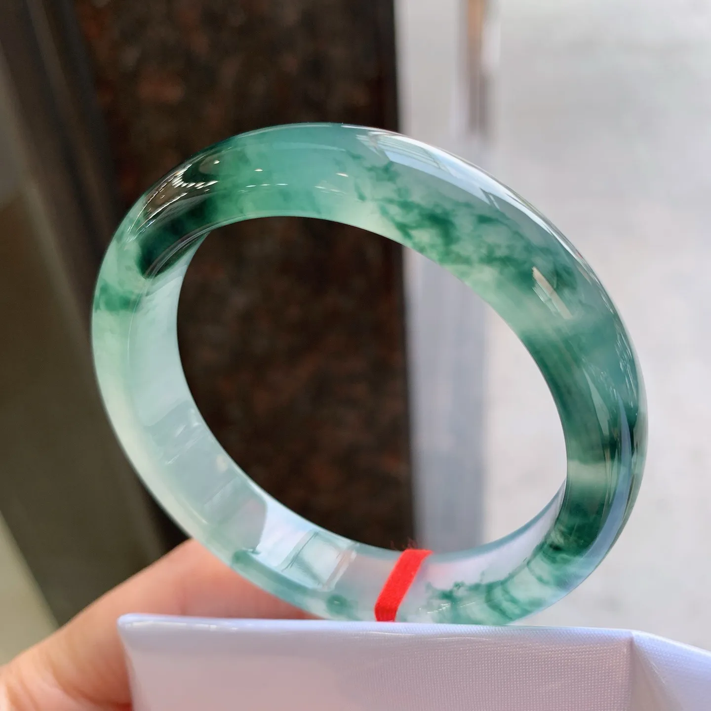 正圈冰飘花 无瑕 尺寸：55/12.1/7.8 起荧光