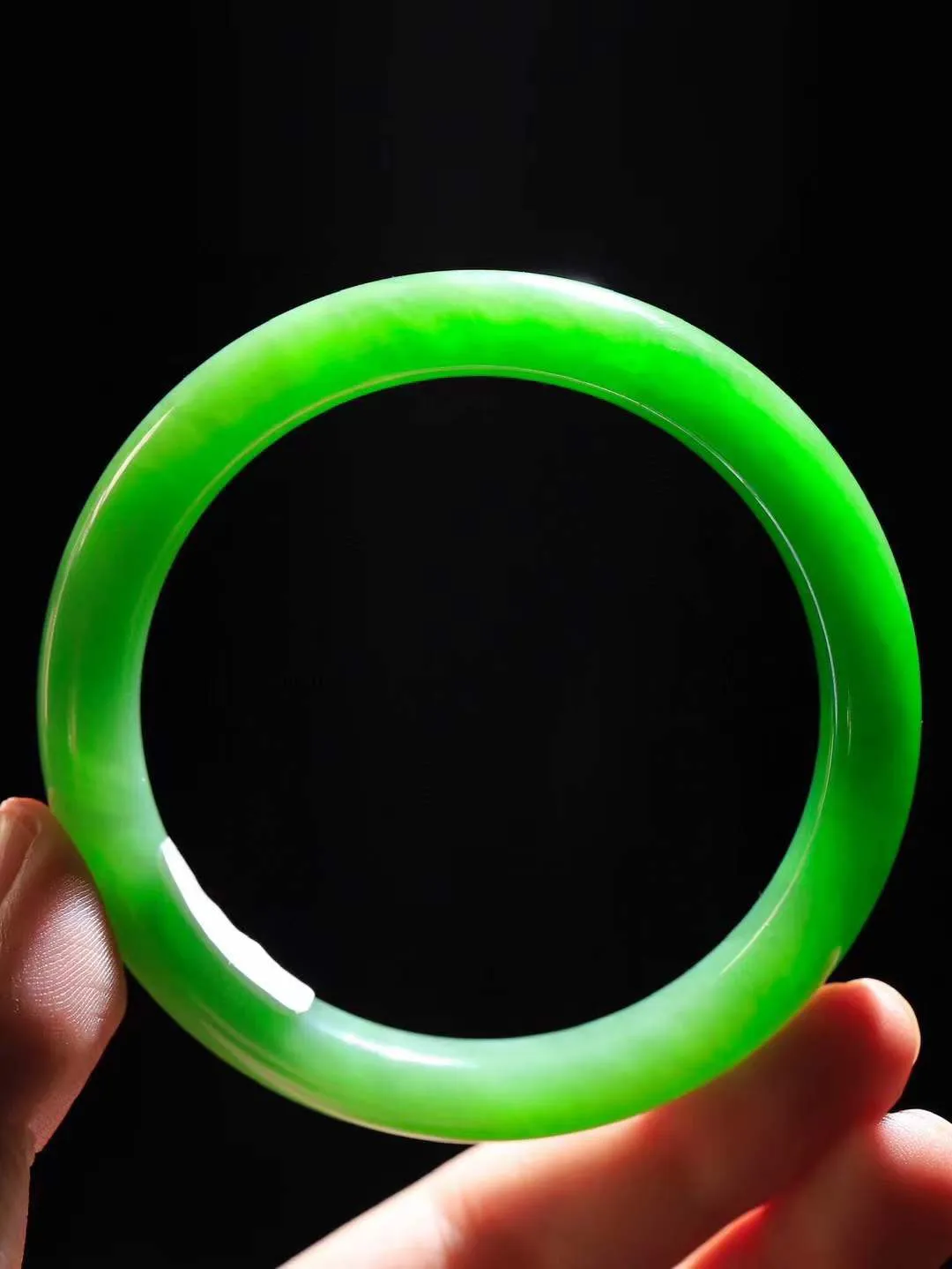 【一见钟情·手镯】

典藏级和田玉碧玉猫眼手镯。镯型饱满，温润细腻，脂润沁香。️执一卷书，沏一盏茶，着一袭裙，戴一只镯。淡淡浅笺，素心若兰，静赏玉中诗画。悠悠岁月，芊手轻摘，盛满诗样芳华。重60克   内径圈口61mm 尺寸12.2-9.3mm  FDA-5512800