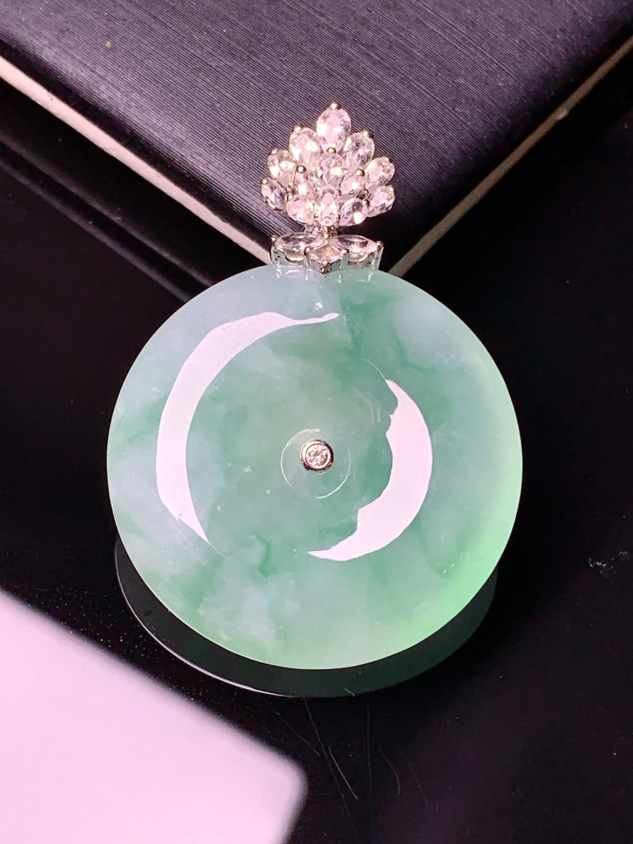 18k金钻镶嵌飘绿平安扣吊坠 玉质细腻 色泽艳丽清新 整体尺寸33.8*24.5*6.2