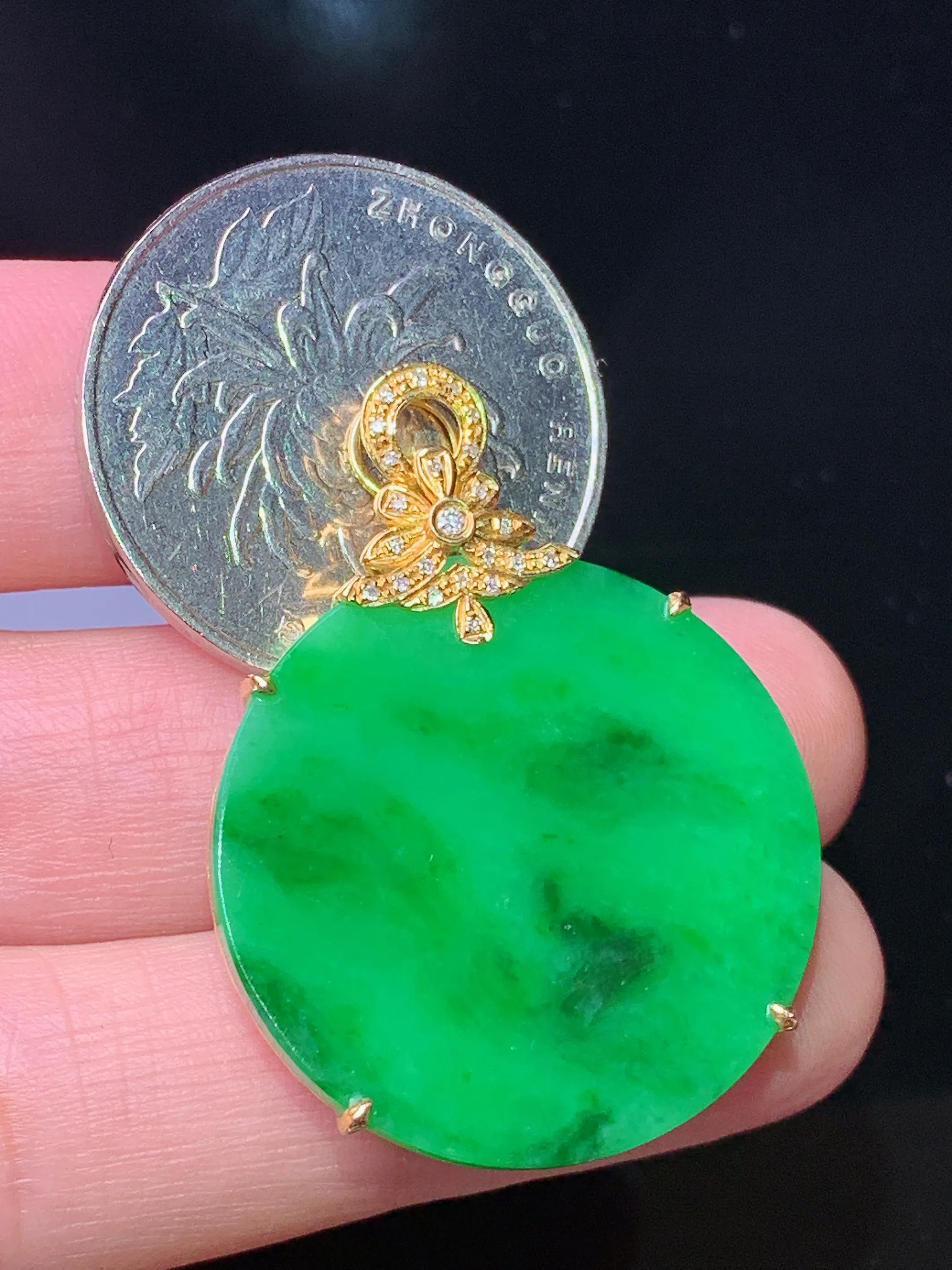 18k金钻镶嵌翠绿圆牌吊坠 玉质细腻 色泽艳丽清新 整体尺寸35.7*26.6*5.2