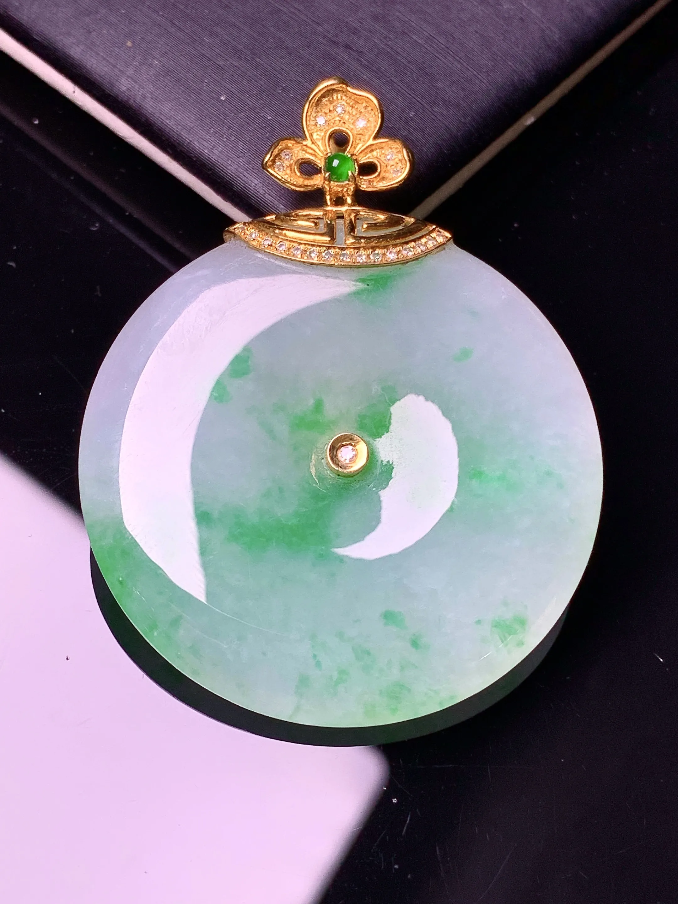 18k金镶嵌飘绿平安扣吊坠 玉质细腻 色泽艳丽清新 整体尺寸44*34.6*5.6