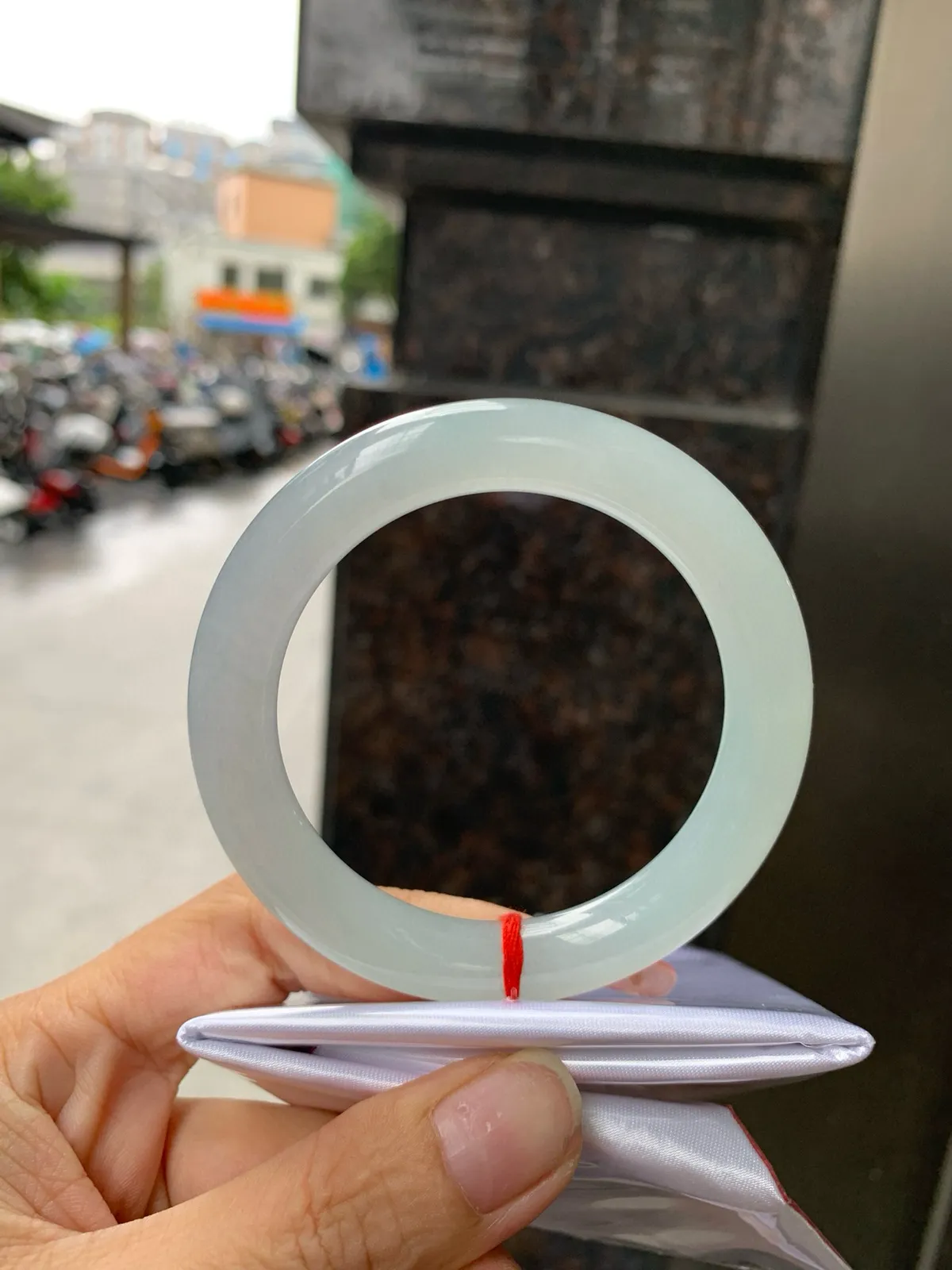 冰晴圆条53.3-9.8-9.5
完美，底妆水润细腻，满圈淡雅晴绿，像初春嫩芽落入清泉，均匀柔和，抬