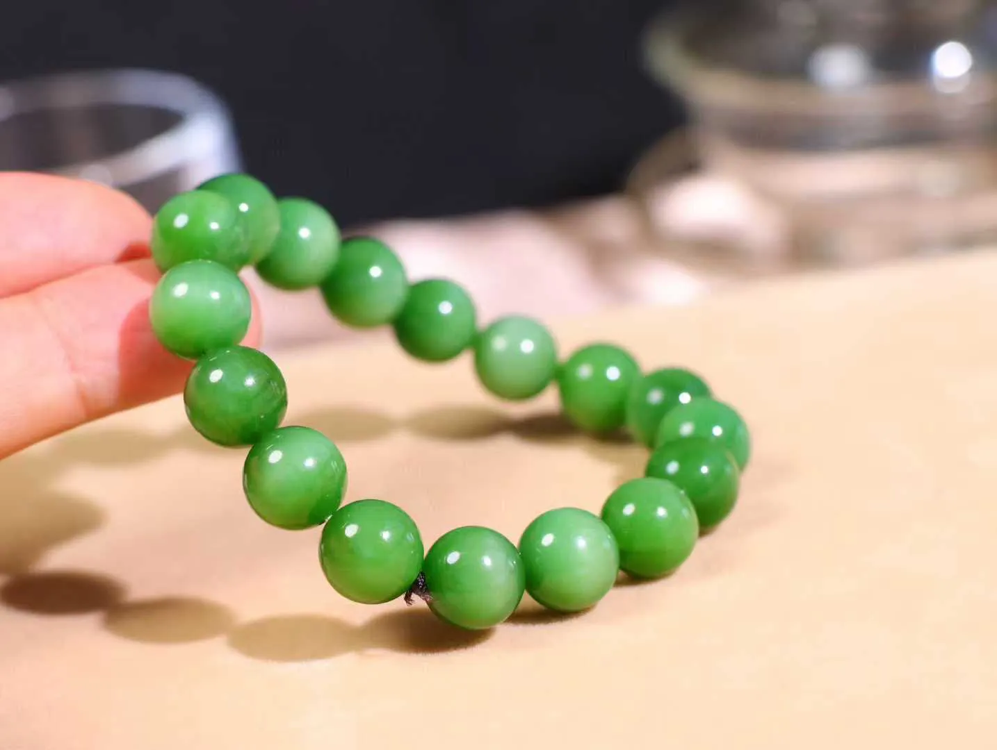 【珠圆玉润】

   精品和田玉碧玉猫眼手串，碧玉老料 带猫眼，玉质温润油润，珠子都散发着温润光泽，沉淀着优雅。佩戴它，感受时光的静谧与从容，彰显不凡品味。
重45.3克  尺寸取一11.8mm  O18822208113