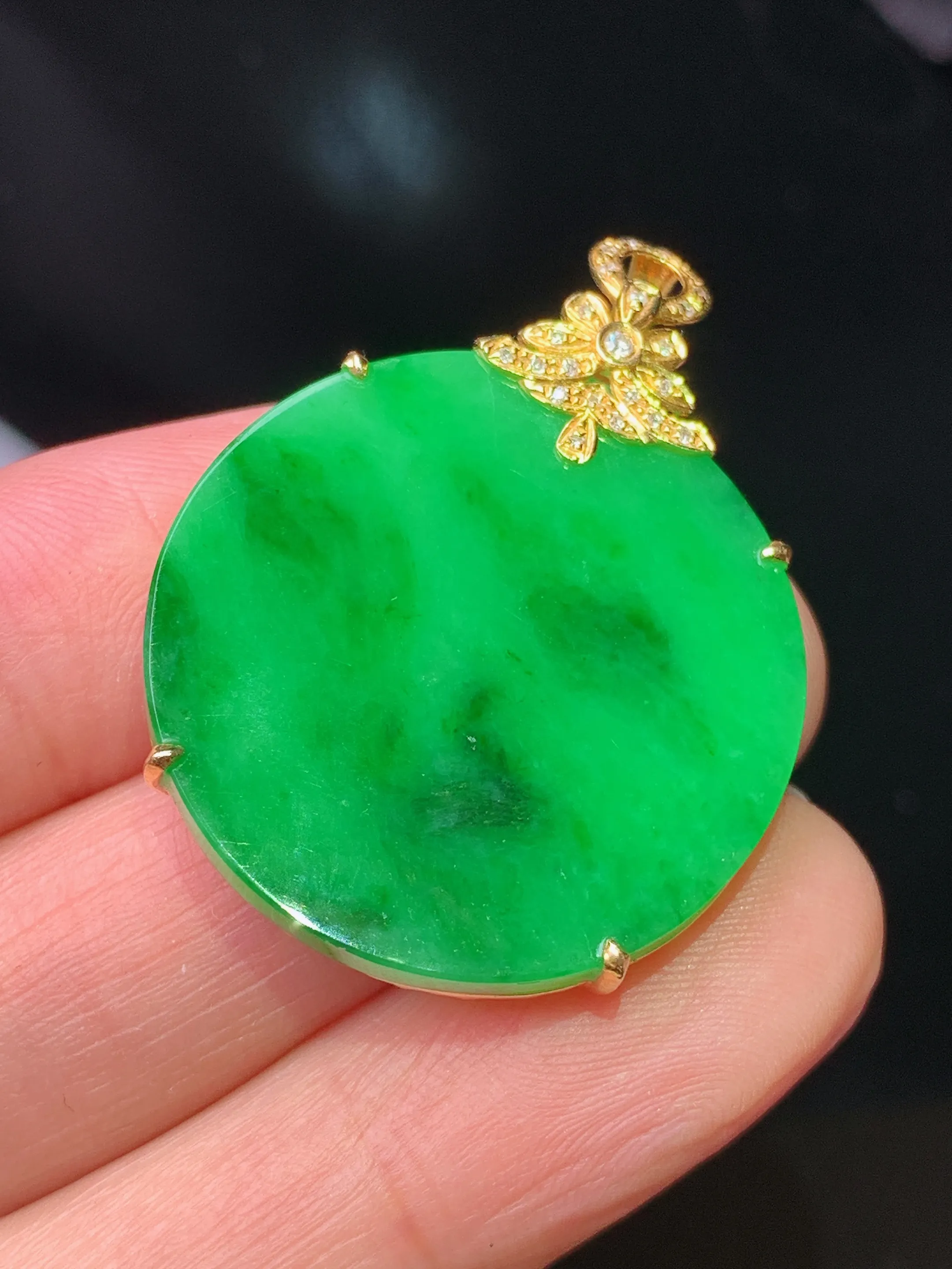 18k金钻镶嵌翠绿圆牌吊坠 玉质细腻 色泽艳丽清新 整体尺寸35.7*26.6*5.2