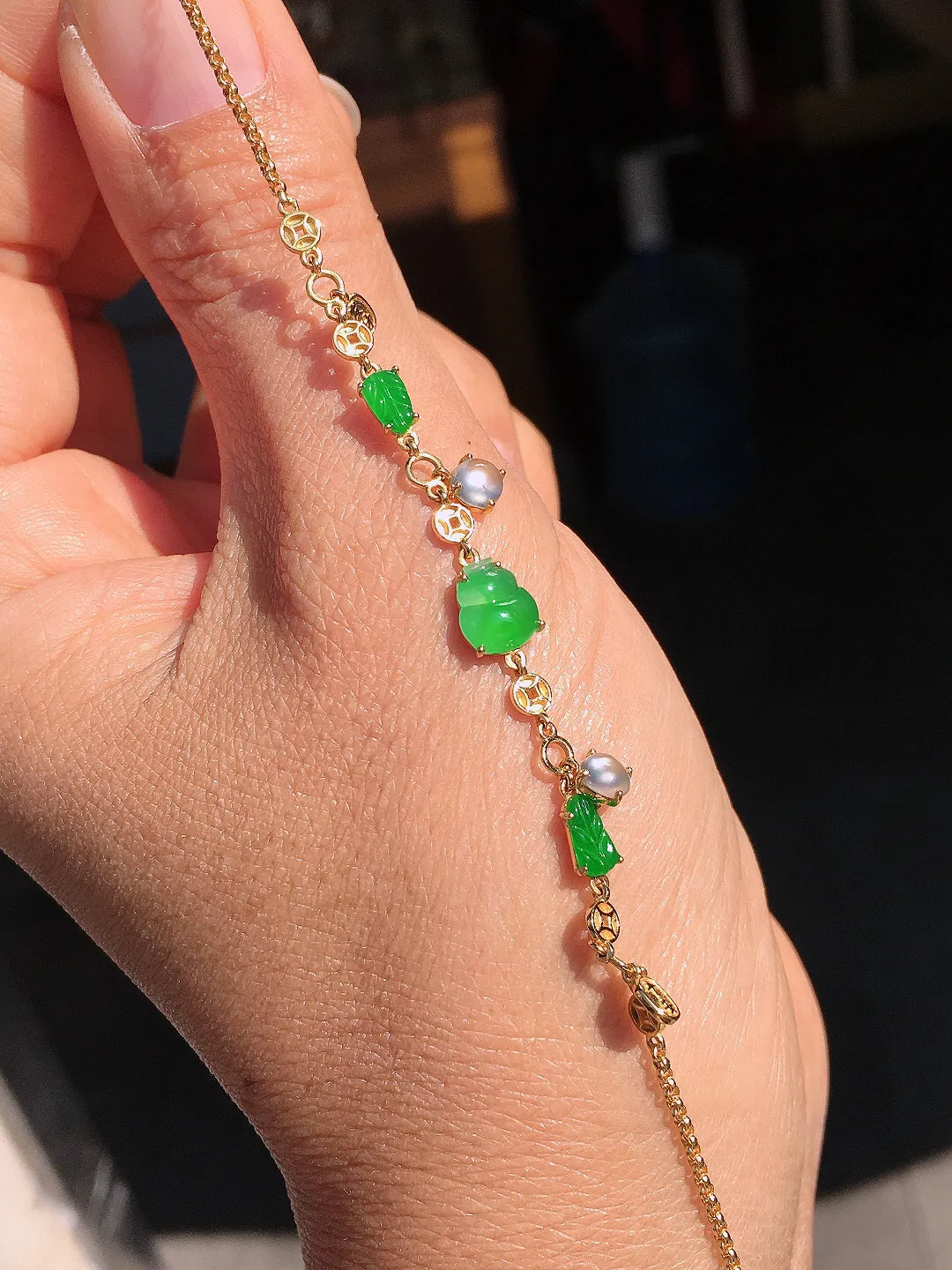 阳绿葫芦手链，色泽均匀艳丽，玉质细腻，荧光感超
强，饱满圆润，尽显优雅气质，18k
金豪华镶嵌