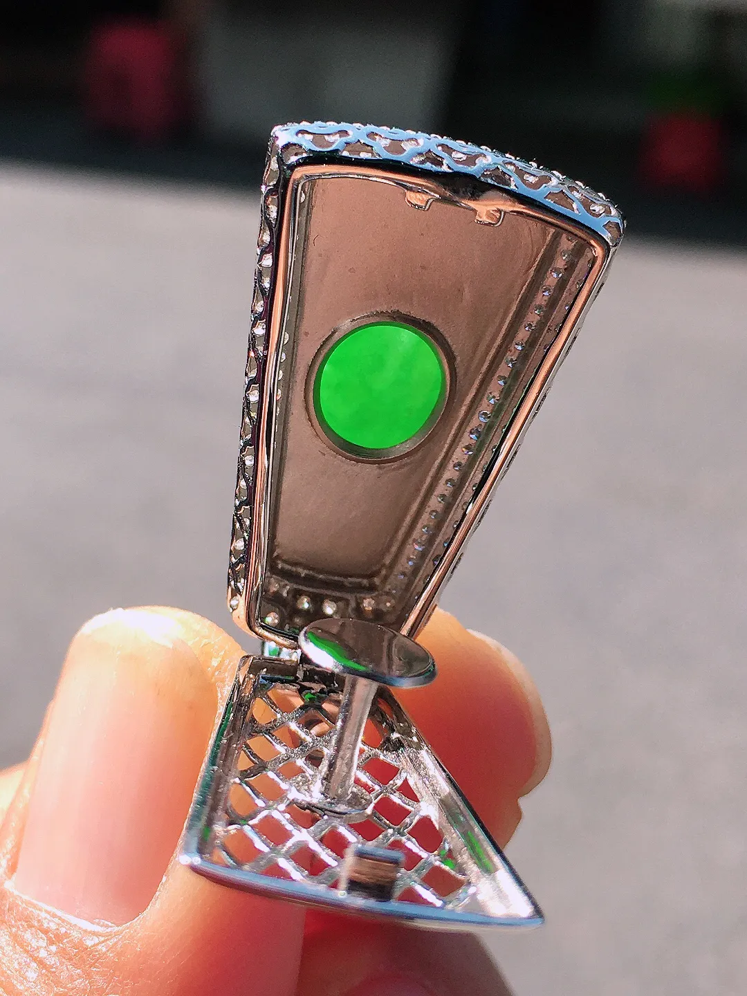 阳绿无事牌吊坠，色泽均匀艳丽，玉质细腻，荧光感超
强，饱满圆润，尽显优雅气质，18k
金豪华镶嵌