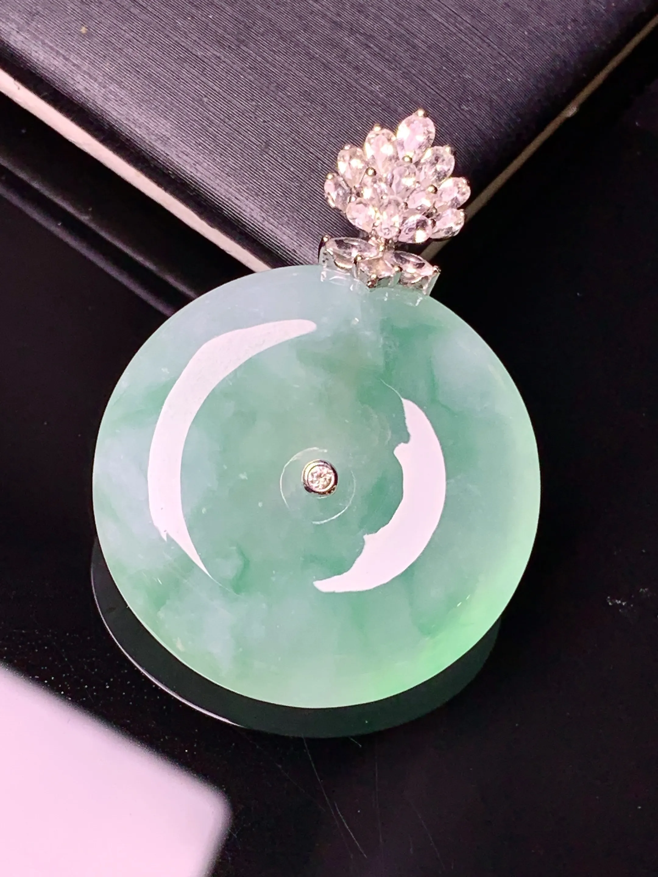 18k金钻镶嵌飘绿平安扣吊坠 玉质细腻 色泽艳丽清新 整体尺寸33.8*24.5*6.2