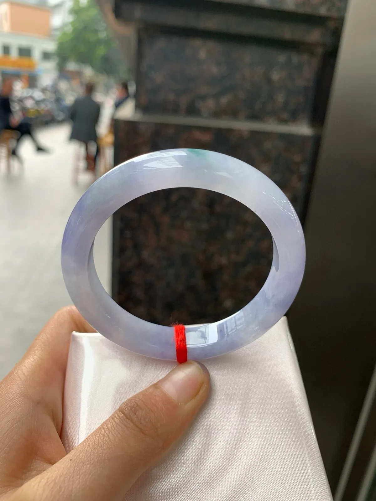 紫罗兰飘花正圈
52.2-10.2-8
玉质水润细腻，艳丽的紫底飘一朵蓝花，仿佛置身于莫奈花园里，浪漫温馨，神秘又优雅