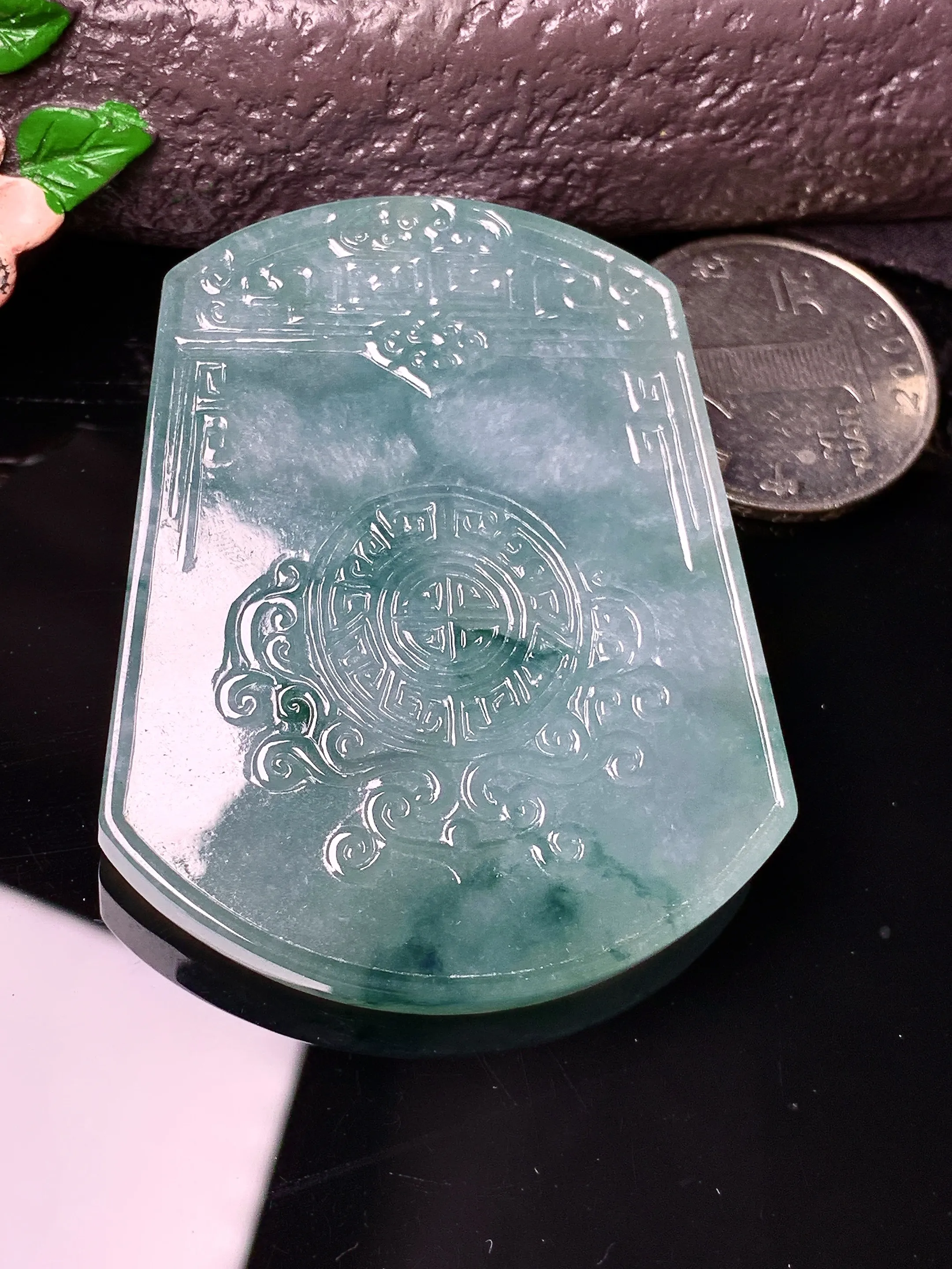 飘花雕花无事牌吊坠 玉质细腻 色泽艳丽清新 整体尺寸54.2*43.2*5.8