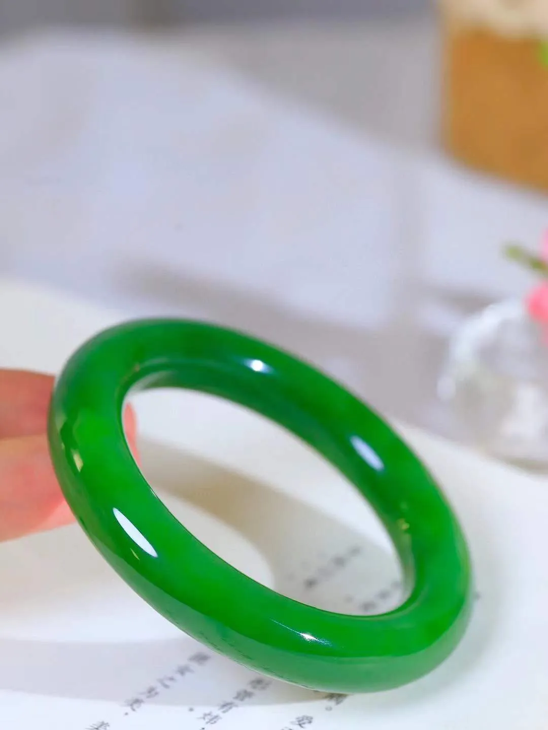 【玉佳人·手镯】

收藏级臻品️和田玉碧玉圆条手镯 ，玉质细腻油润，做工细致精美，端庄素雅，亭亭玉立，芊芊素手。芊芊素手，怎能忘镯？秀美圆条，更显婀娜。内径54mm 尺寸12.6-12mm重76克6910880A