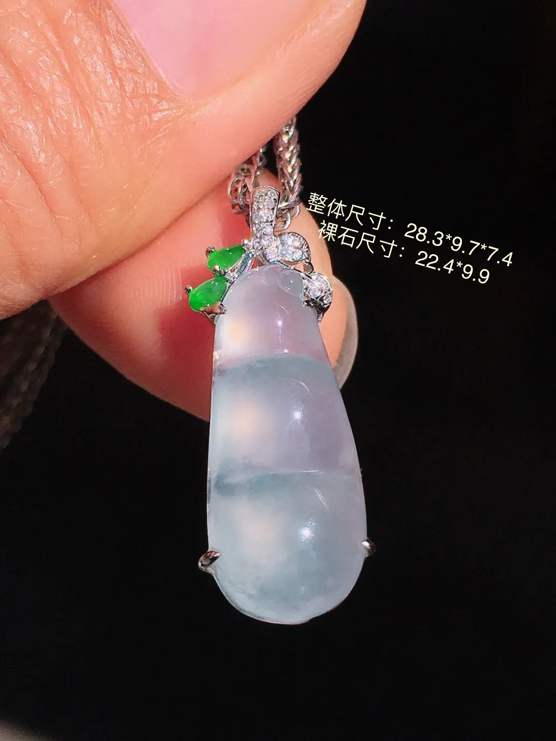 冰种福豆吊坠，玉质细腻，荧光感超
强，饱满圆润，尽显优雅气质，18k
金豪华镶嵌