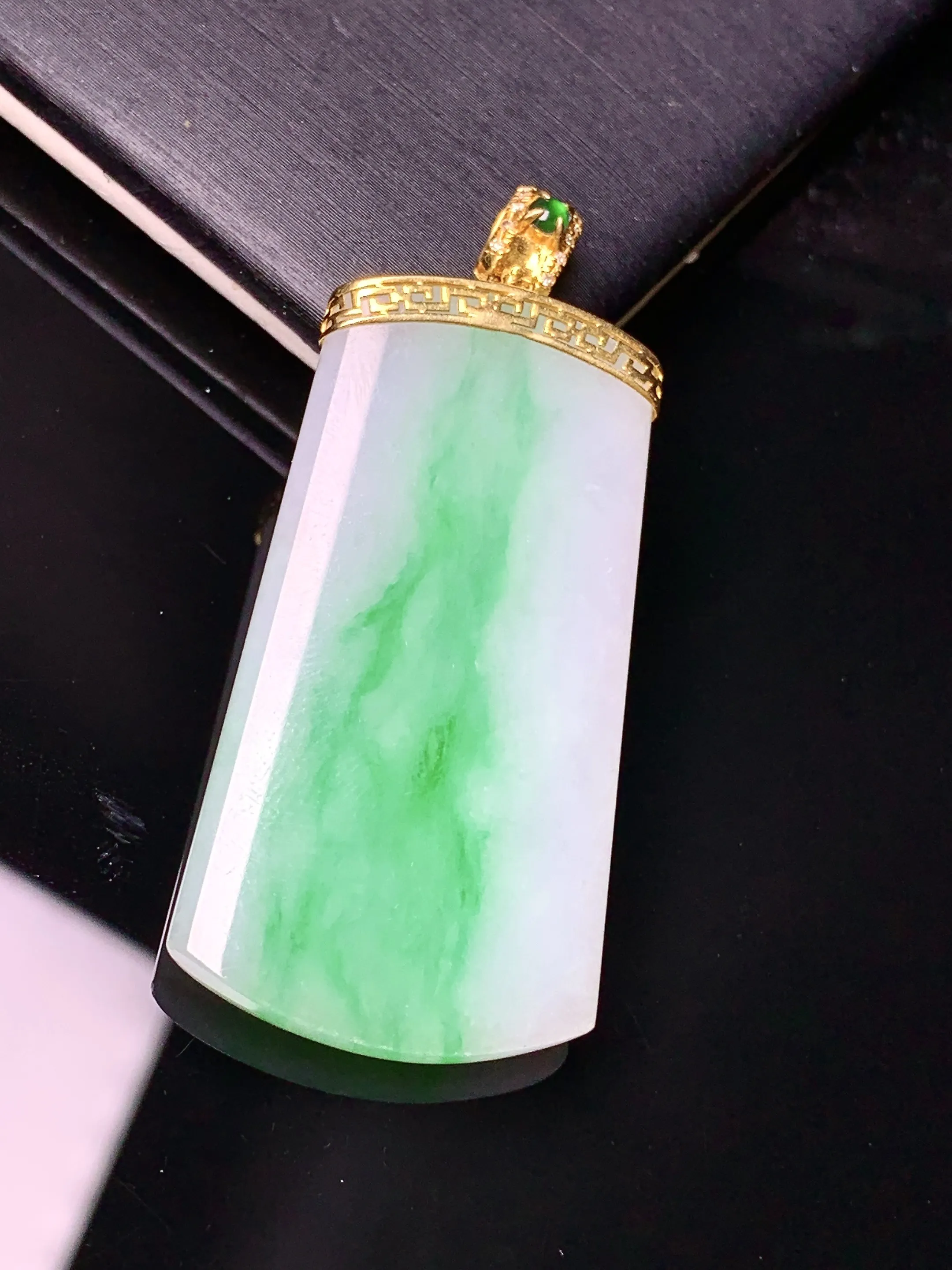 18k金镶嵌飘绿无事牌吊坠 玉质细腻 色泽艳丽清新 整体尺寸47.3*21.3*4.2