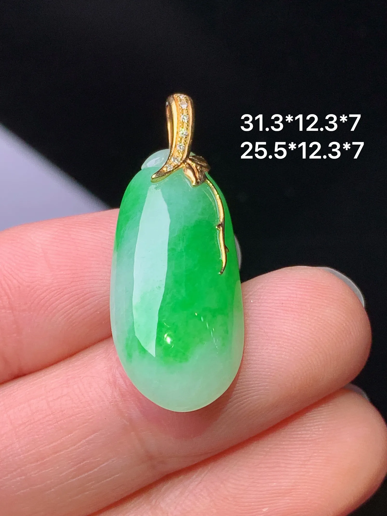 18k金钻镶嵌翠绿福瓜吊坠 玉质细腻 色泽艳丽清新 整体尺寸31.3*12.3*7