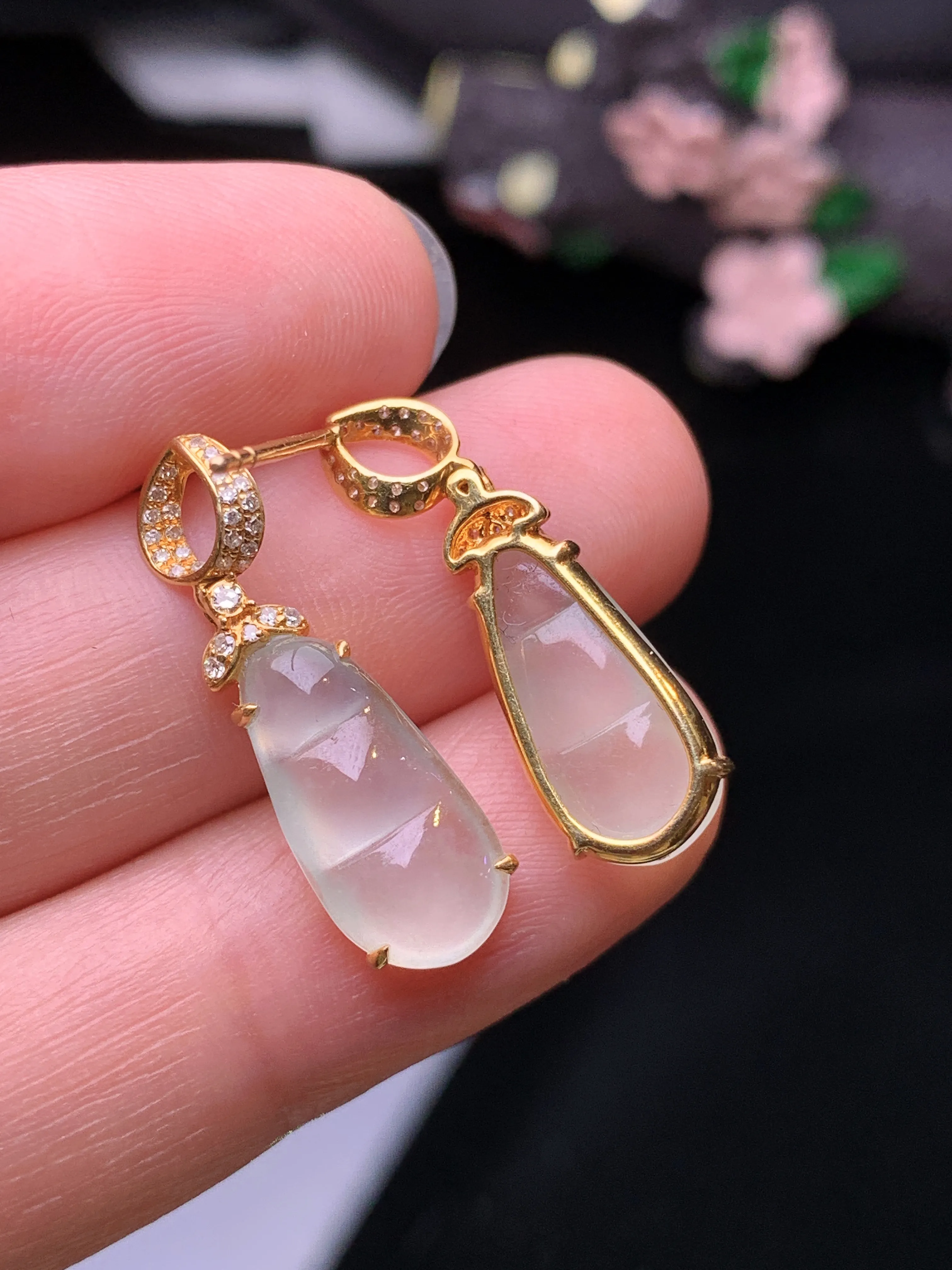 18k金钻镶嵌冰种四季豆耳坠 玉质细腻 色泽艳丽清新 整体尺寸24*7.5*4.2