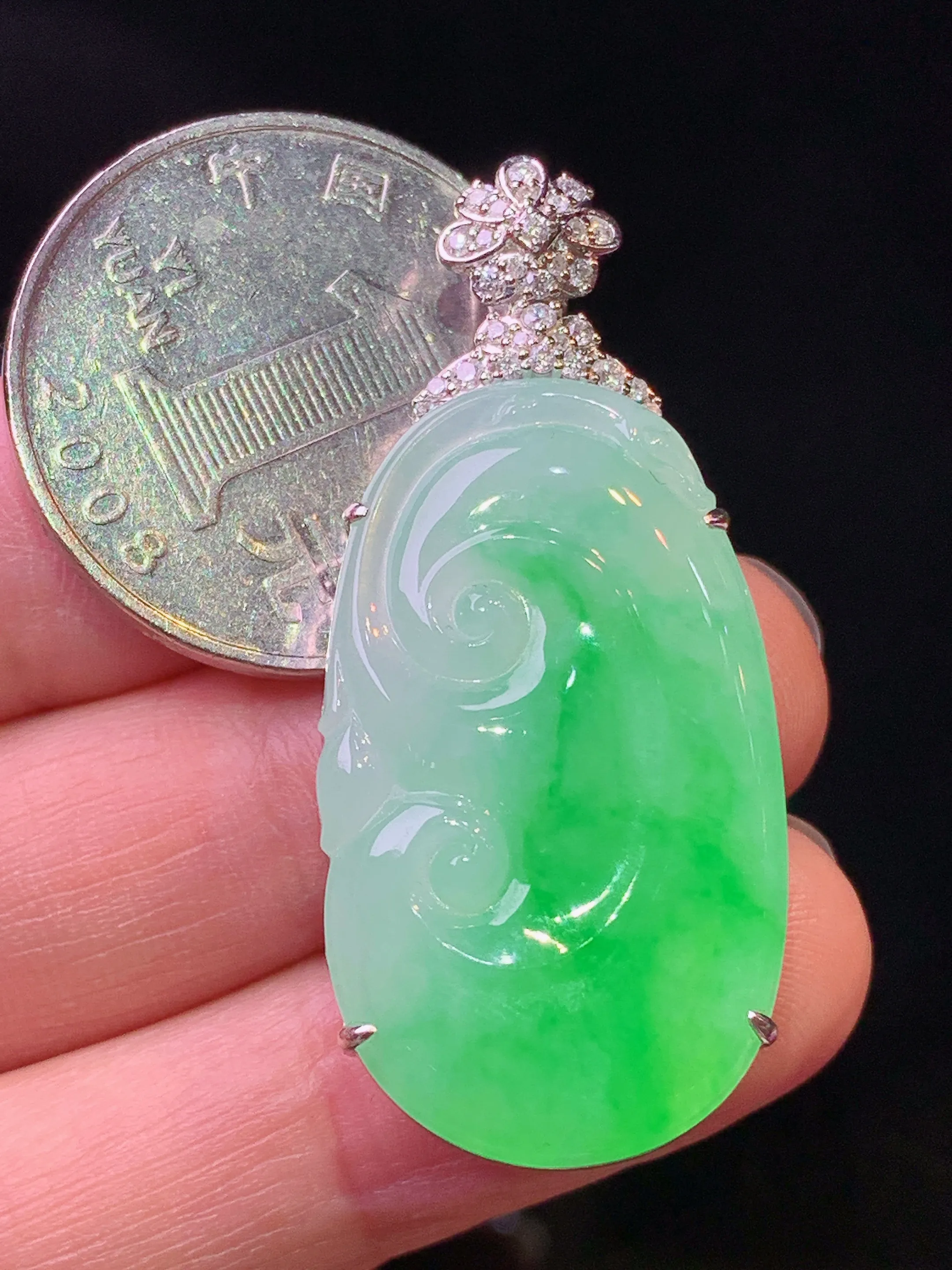 18k金钻镶嵌飘绿如意吊坠 玉质细腻 色泽艳丽清新 整体尺寸41.8*18.5*7.8