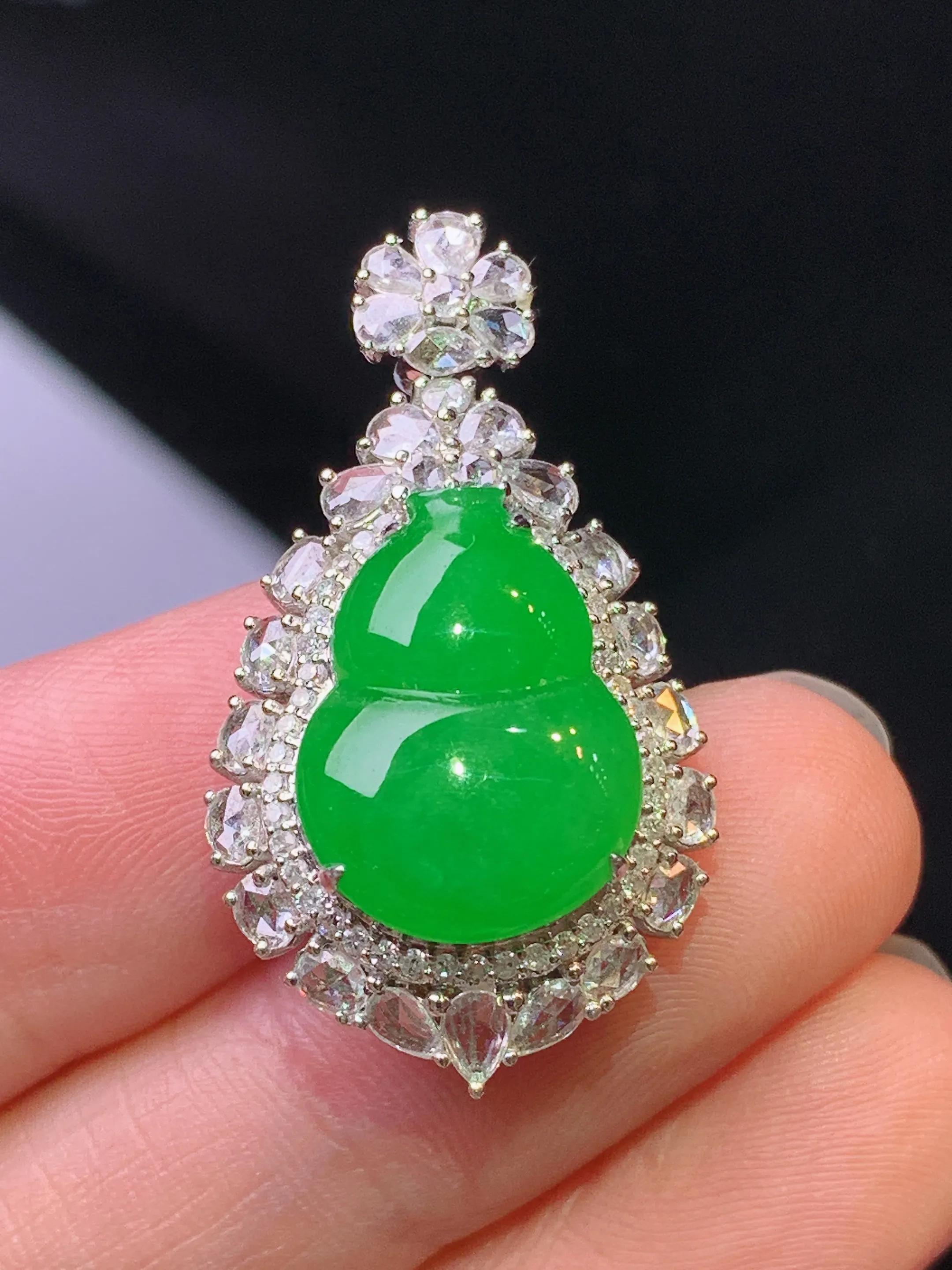 18k金钻镶嵌满绿葫芦吊坠 玉质细腻 色泽艳丽清新 整体尺寸31.8*18*10.3