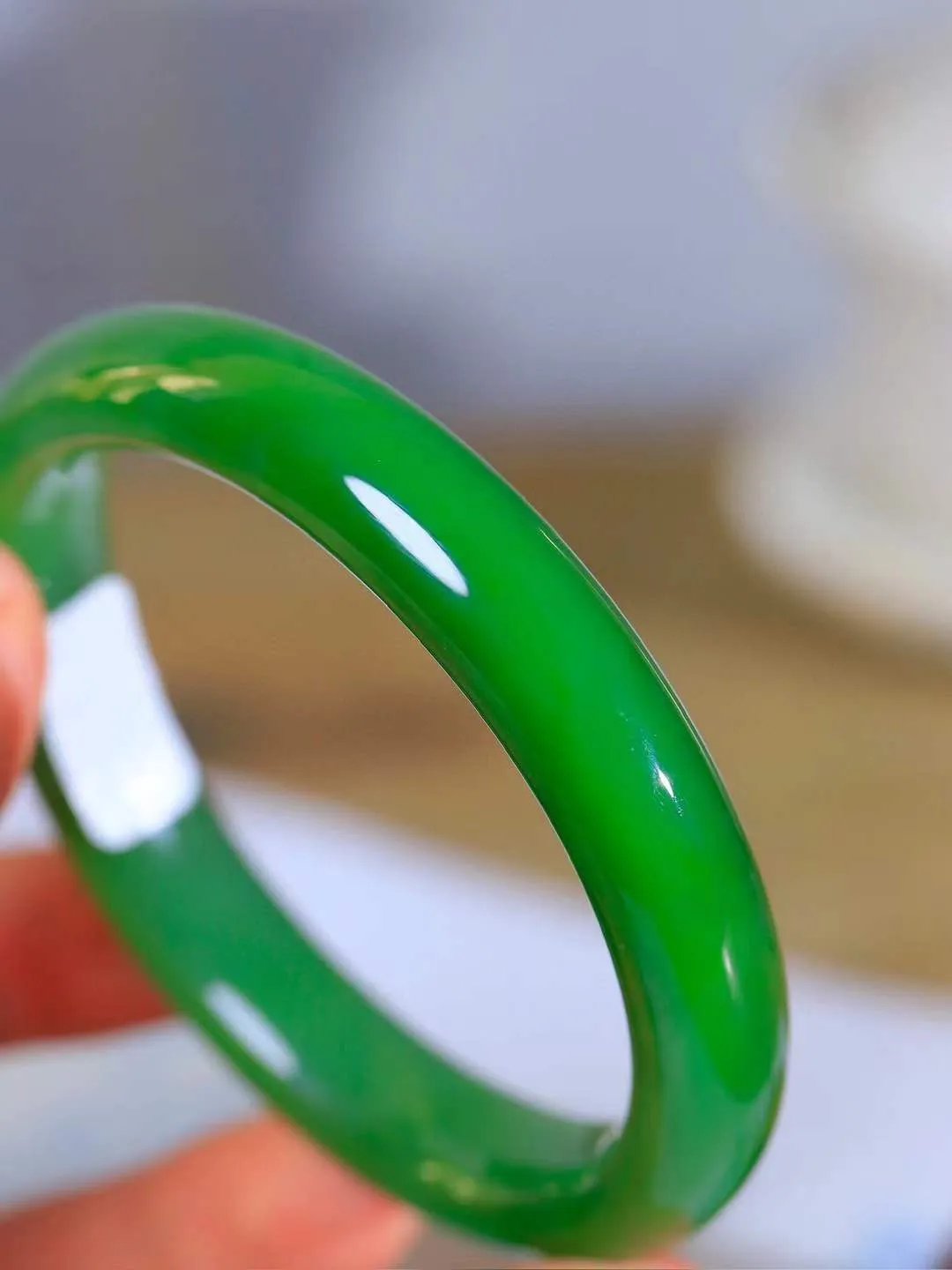 【一见钟情·手镯】

典藏级和田玉碧玉猫眼手镯。镯型饱满，温润细腻，脂润沁香。️执一卷书，沏一盏茶，着一袭裙，戴一只镯。淡淡浅笺，素心若兰，静赏玉中诗画。悠悠岁月，芊手轻摘，盛满诗样芳华。重60克   内径圈口61mm 尺寸12.2-9.3mm  FDA-5512800