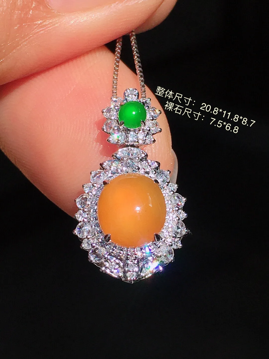 黄翡蛋面吊坠，色泽均匀艳丽，玉质细腻，荧光感超
强，饱满圆润，尽显优雅气质，18k
金豪华镶嵌
