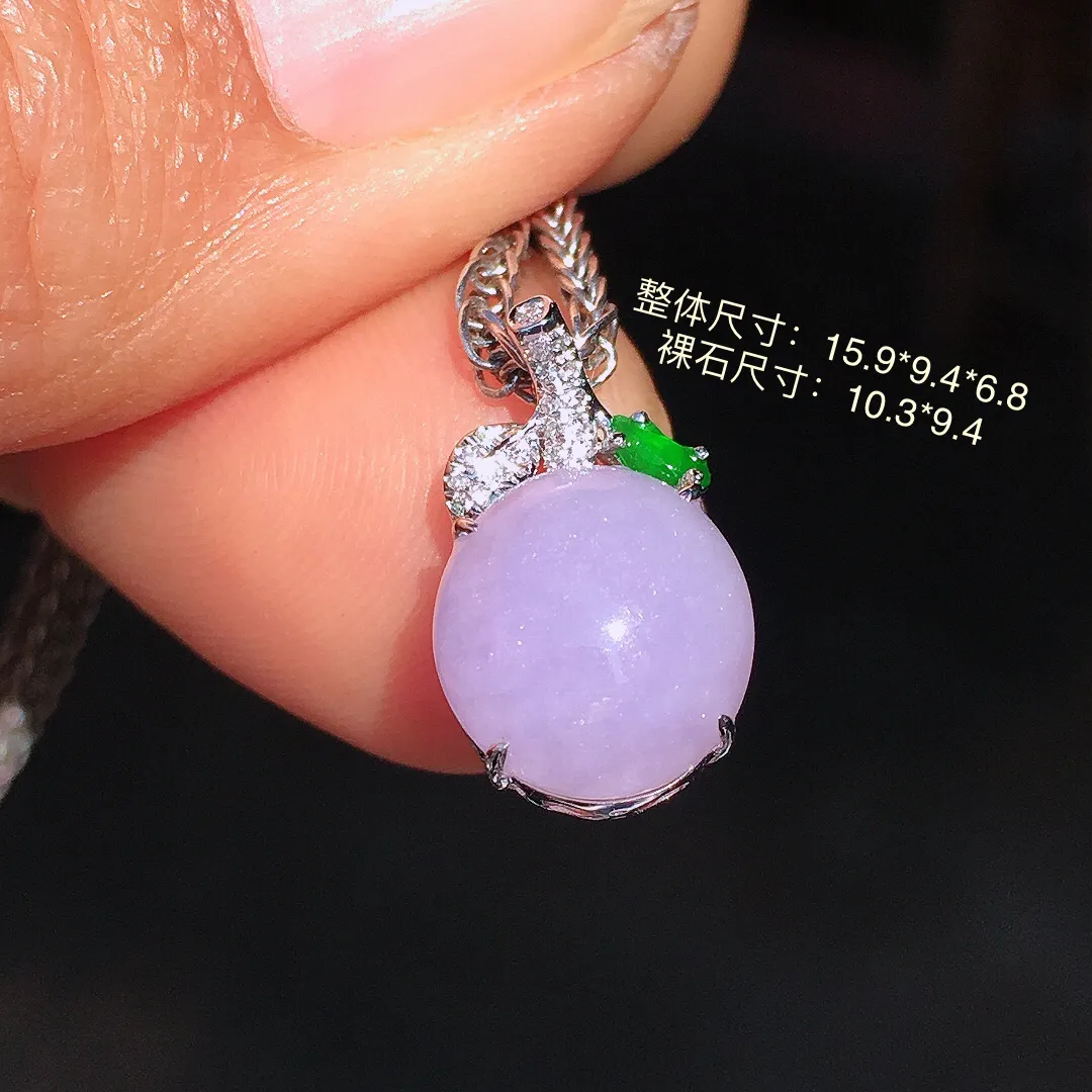紫罗兰蛋面吊坠，色泽均匀艳丽，玉质细腻，荧光感超
强，饱满圆润，尽显优雅气质，18k
金豪华镶嵌