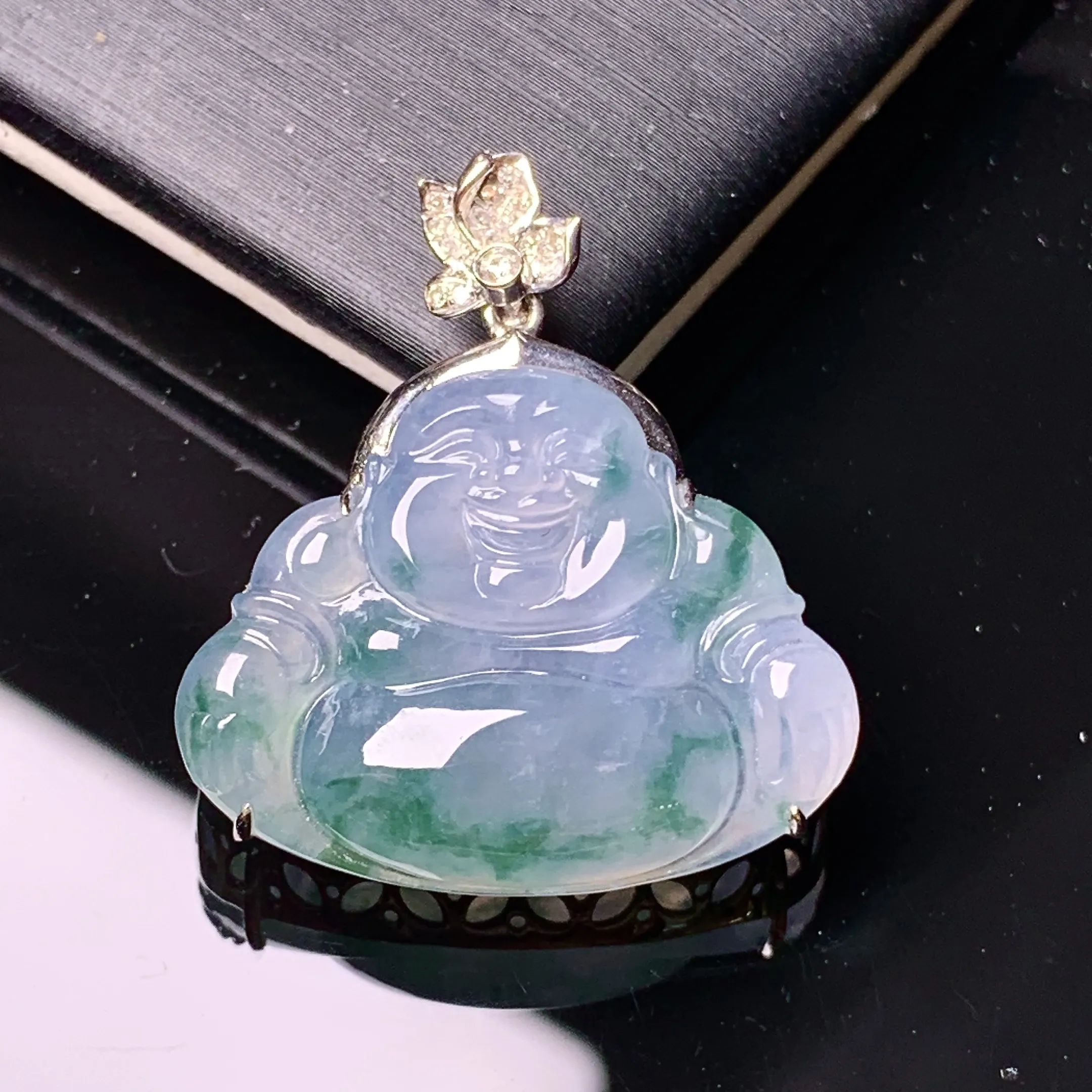 18k金钻镶嵌飘绿佛公吊坠 玉质细腻 色泽艳丽清新 整体尺寸25.6*24*7.2