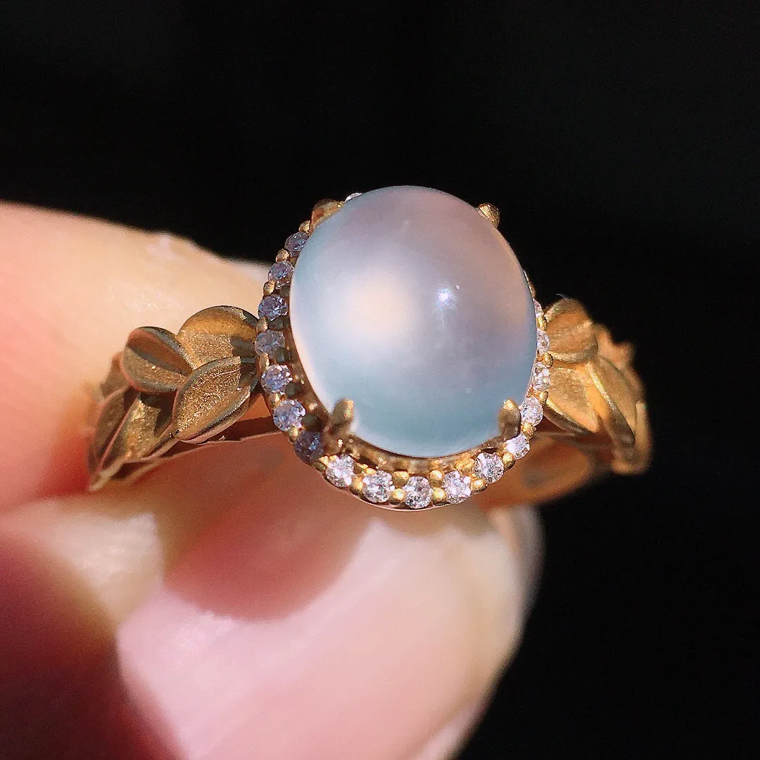 冰种蛋面戒指，玉质细腻，荧光感超
强，饱满圆润，尽显优雅气质，18k
金豪华镶嵌