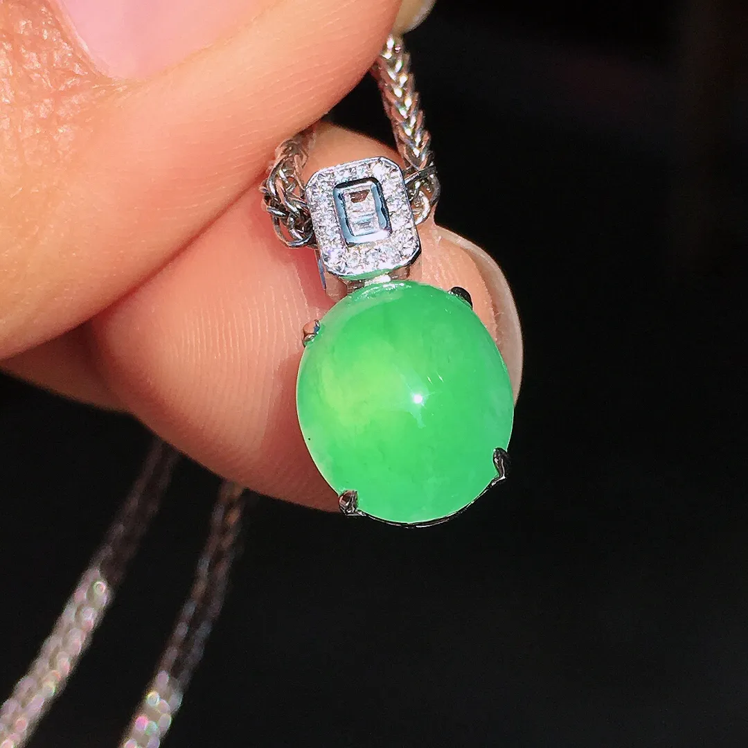 阳绿蛋面吊坠，色泽均匀艳丽，玉质细腻，荧光感超
强，饱满圆润，尽显优雅气质，18k
金豪华镶嵌