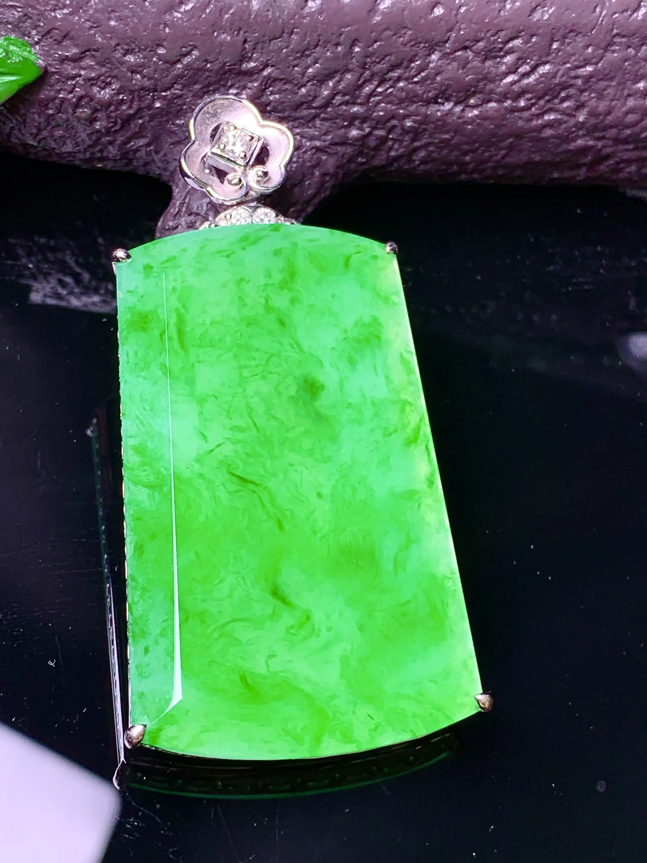 18k金镶嵌翠绿无事牌吊坠 玉质细腻 色泽艳丽清新 整体尺寸52.5*25*7