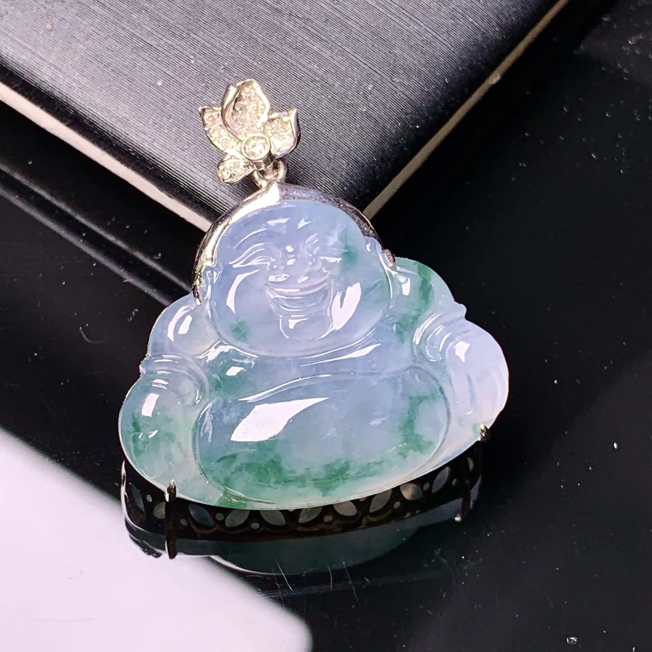 18k金钻镶嵌飘绿佛公吊坠 玉质细腻 色泽艳丽清新 整体尺寸25.6*24*7.2