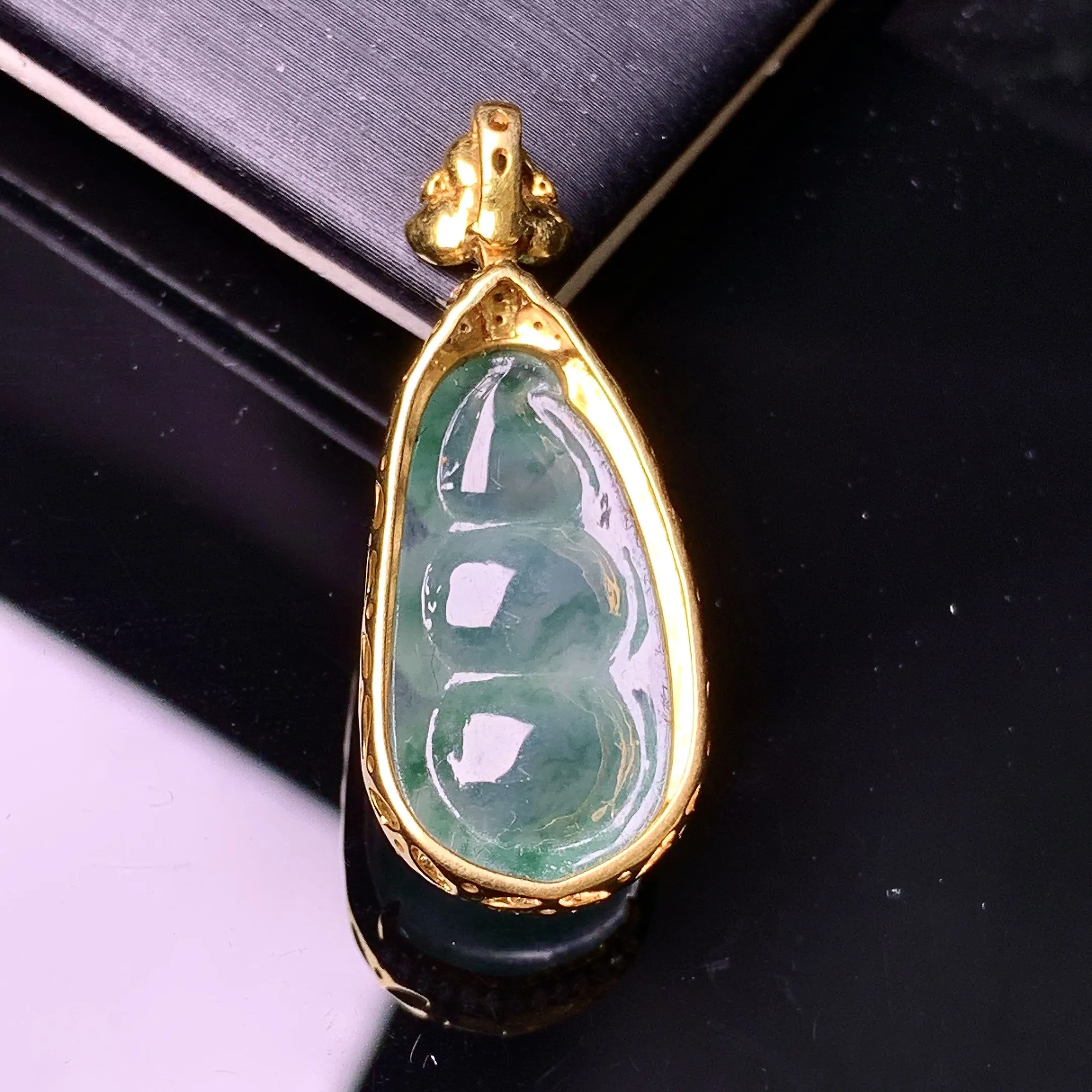 18k金镶嵌冰种四季豆吊坠 玉质细腻 色泽艳丽清新 整体尺寸34.2*13.8*8.8