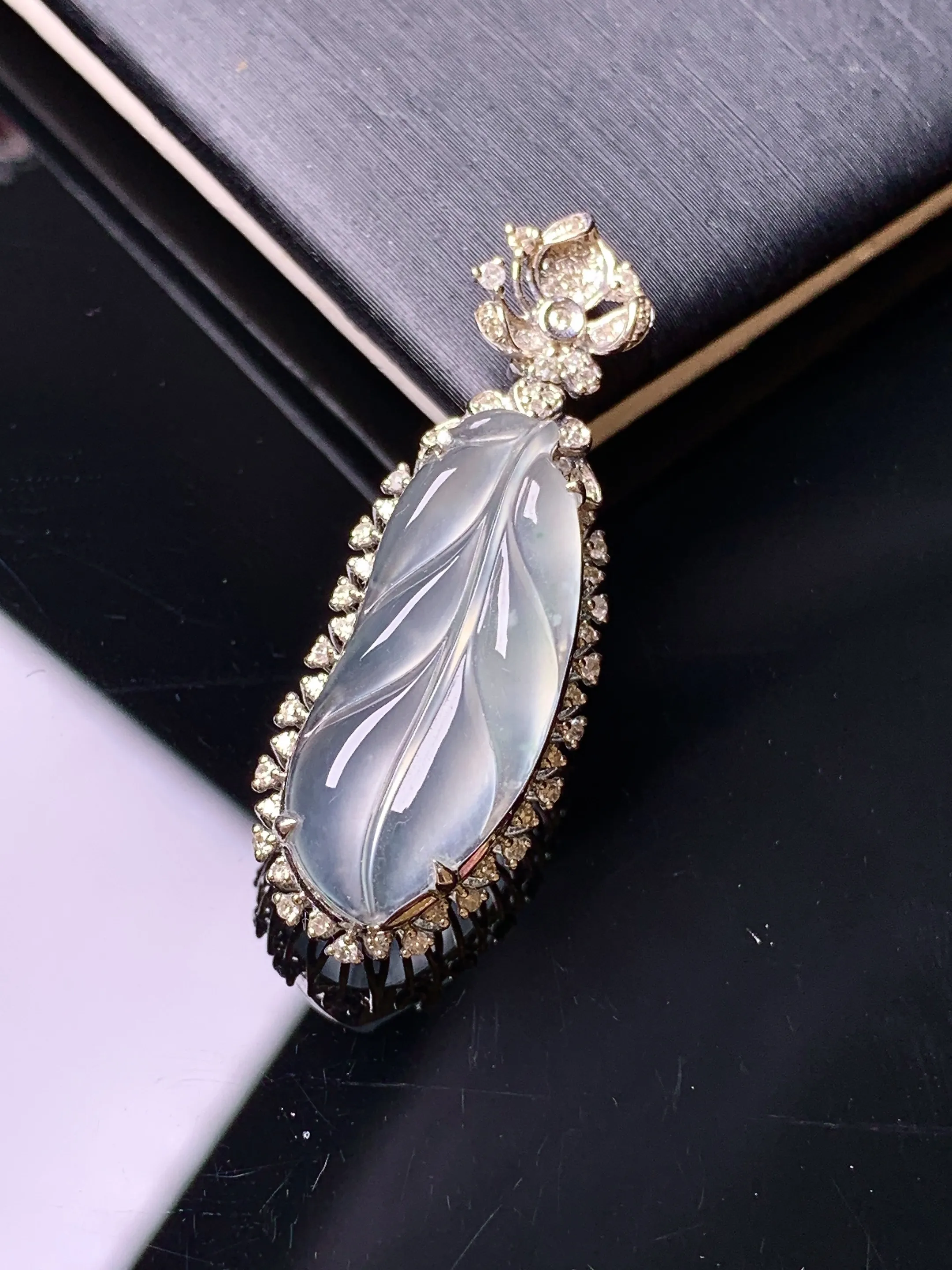 18k金钻镶嵌冰种树叶吊坠 玉质细腻 色泽艳丽清新 整体尺寸33.2*12*7.7