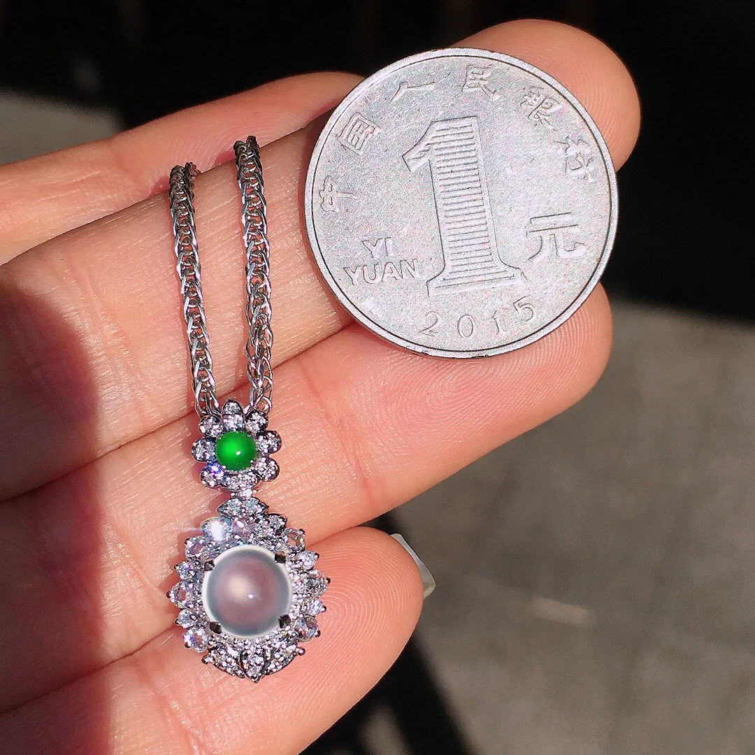 玻璃种蛋面吊坠，玉质细腻，荧光感超
强，饱满圆润，尽显优雅气质，18k
金豪华镶嵌