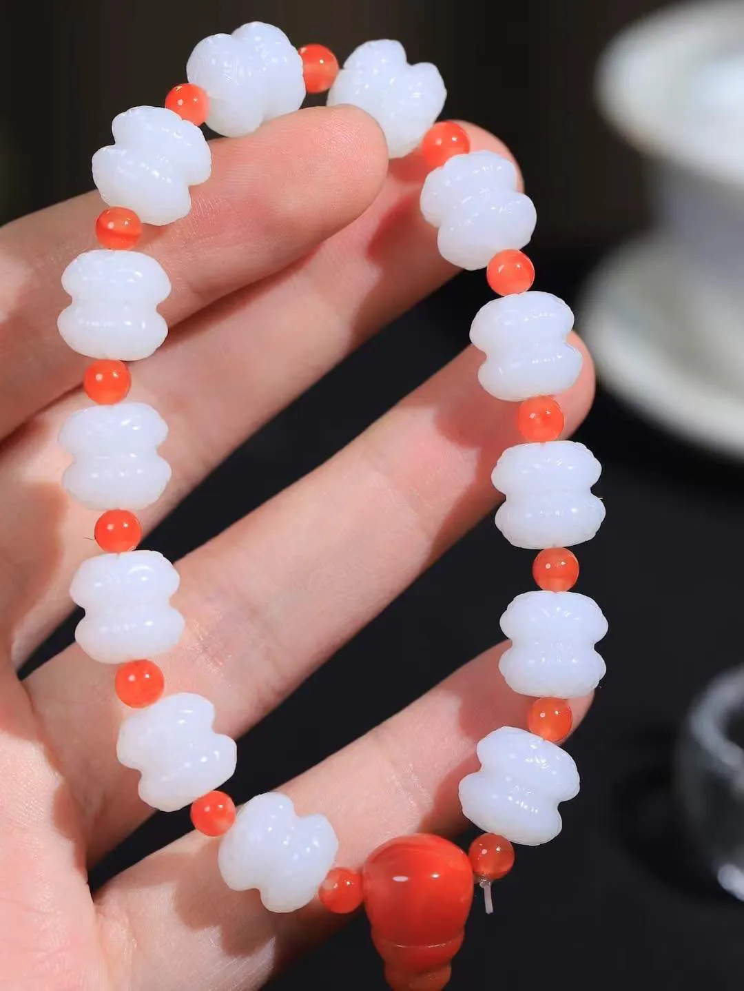 【莲花.手串】

精品和田玉白玉莲花手串，器形优雅，小巧精致，翠色浓郁，玉质细腻油润、手感上佳，颗颗精雕莲花，将荷花出淤泥而不染，濯清涟而不妖的气韵，刻画的淋漓尽致。尺寸取一11.7-12mm，重42.5克 FDA-3615820