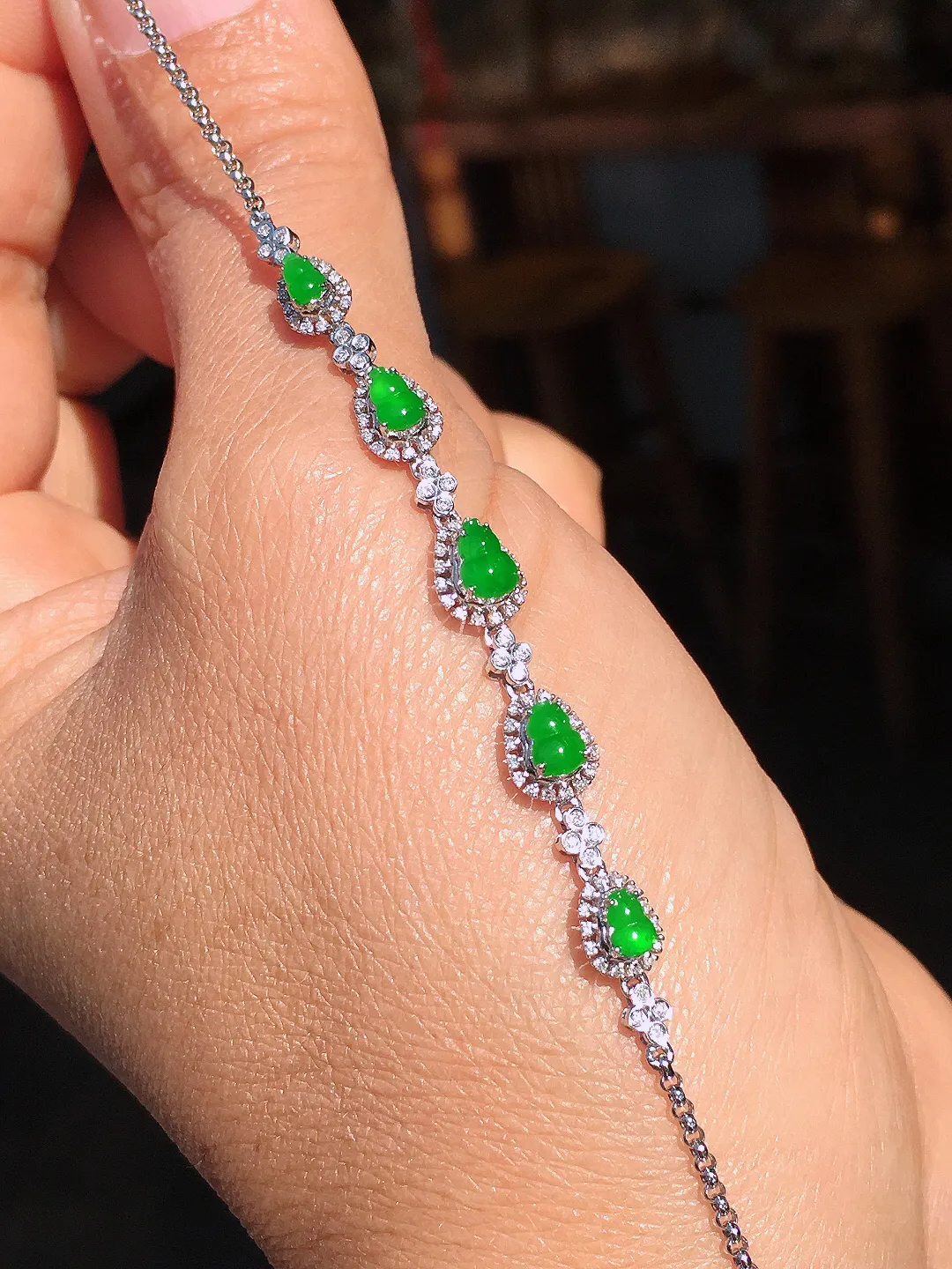 阳绿葫芦手链，色泽均匀艳丽，玉质细腻，荧光感超
强，饱满圆润，尽显优雅气质，18k
金豪华镶嵌