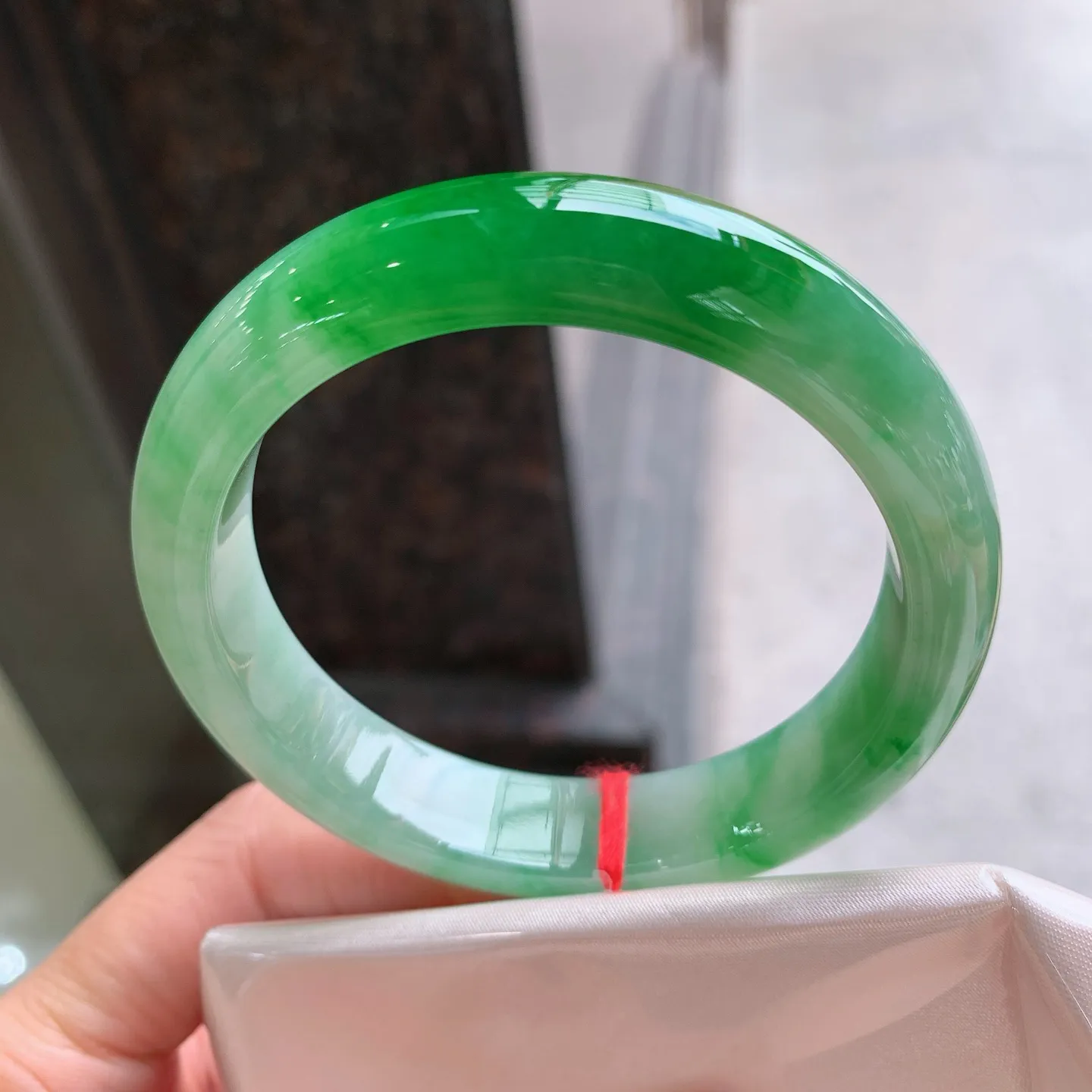 正圈飘绿 无瑕 尺寸：57/12.9/8.4  色辣