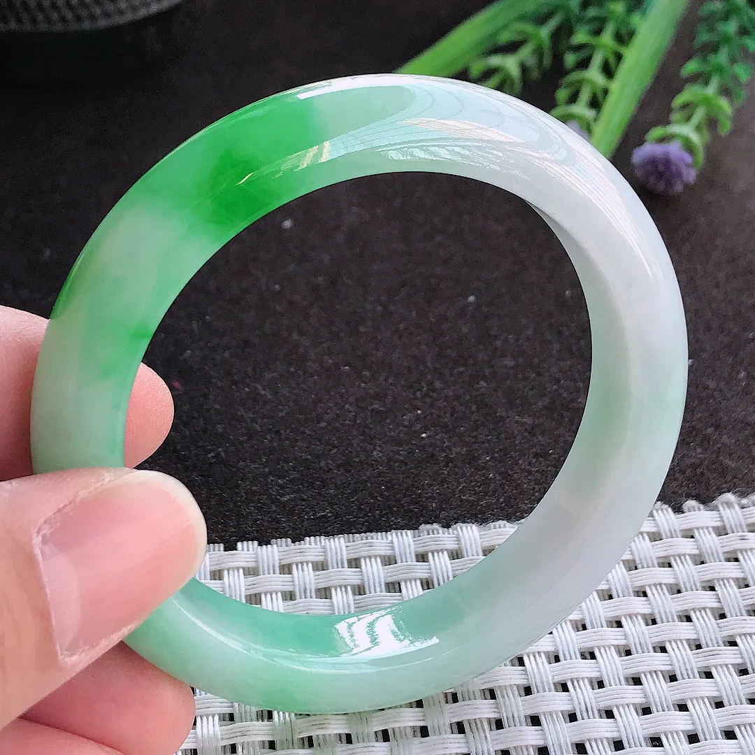 实拍A货翡翠52.5/11.3/8.3老坑精美冰润辣阳绿手镯宽边玉镯手环