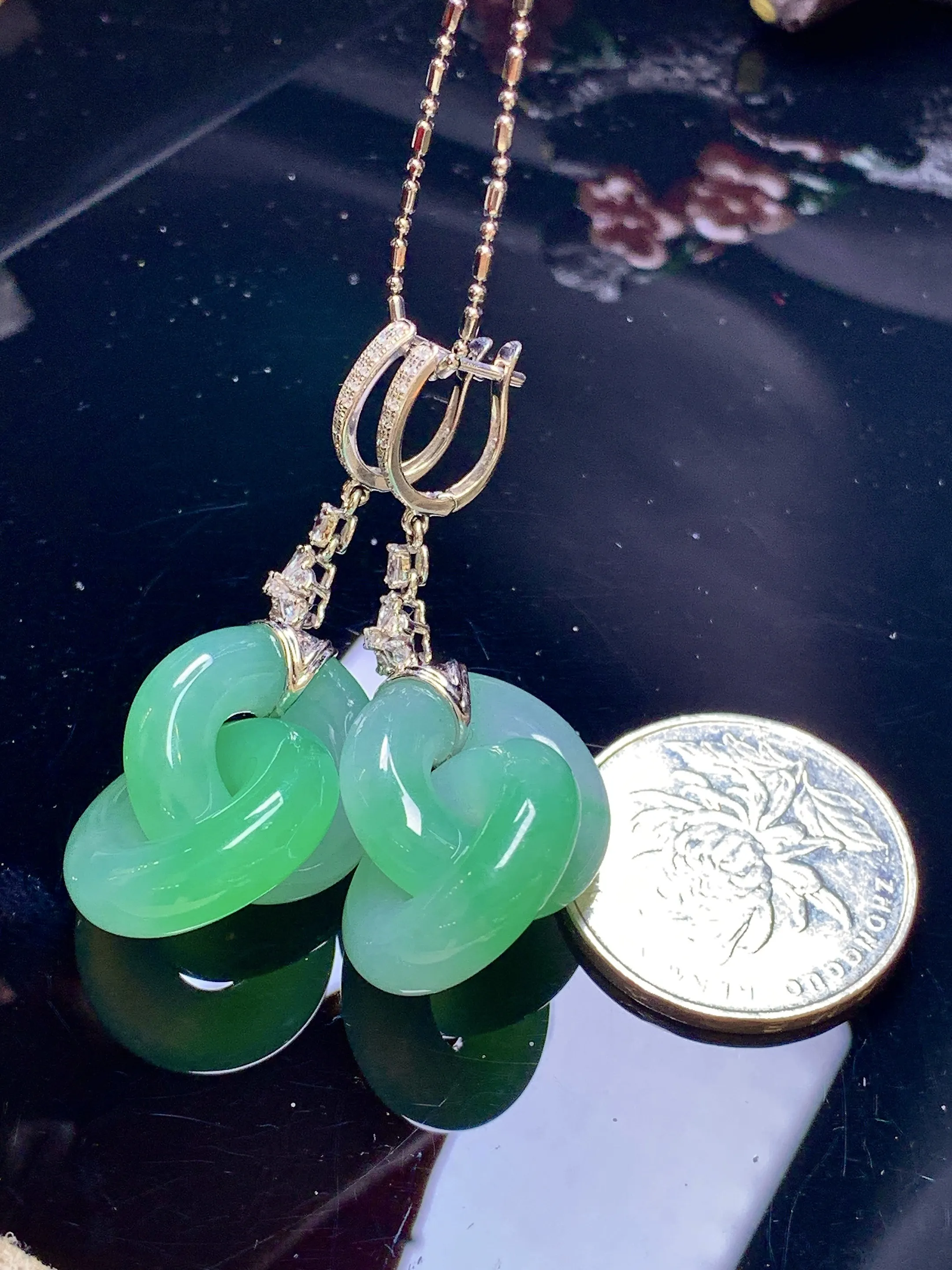 18k金钻镶嵌飘绿环环相扣耳坠 玉质细腻 色泽艳丽清新 整体尺寸51.8*19.2*6.2