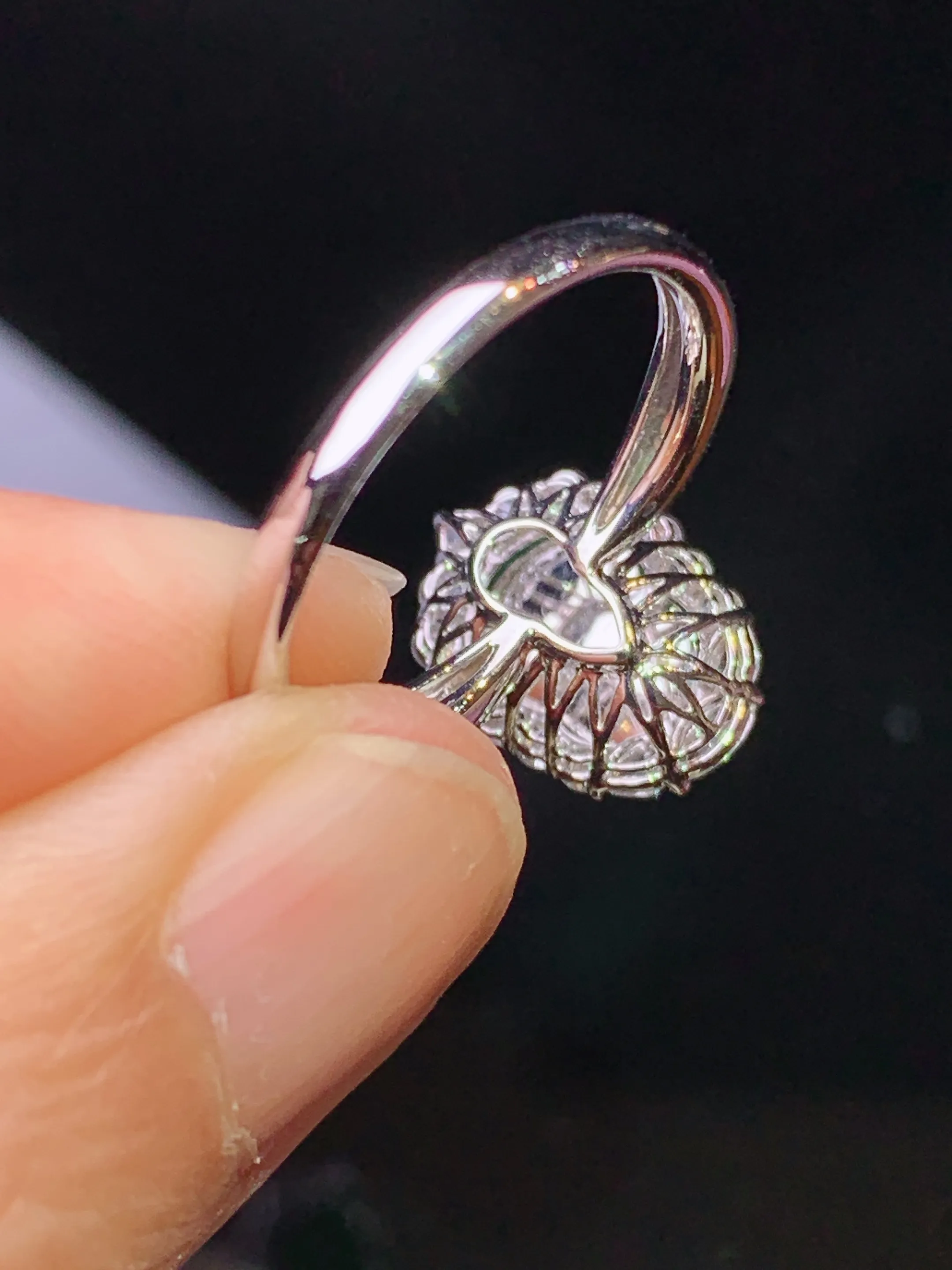 18k金钻镶嵌翠绿葫芦戒指 玉质细腻 色泽艳丽清新 圈口13 整体尺寸13.8*10.2*9.2