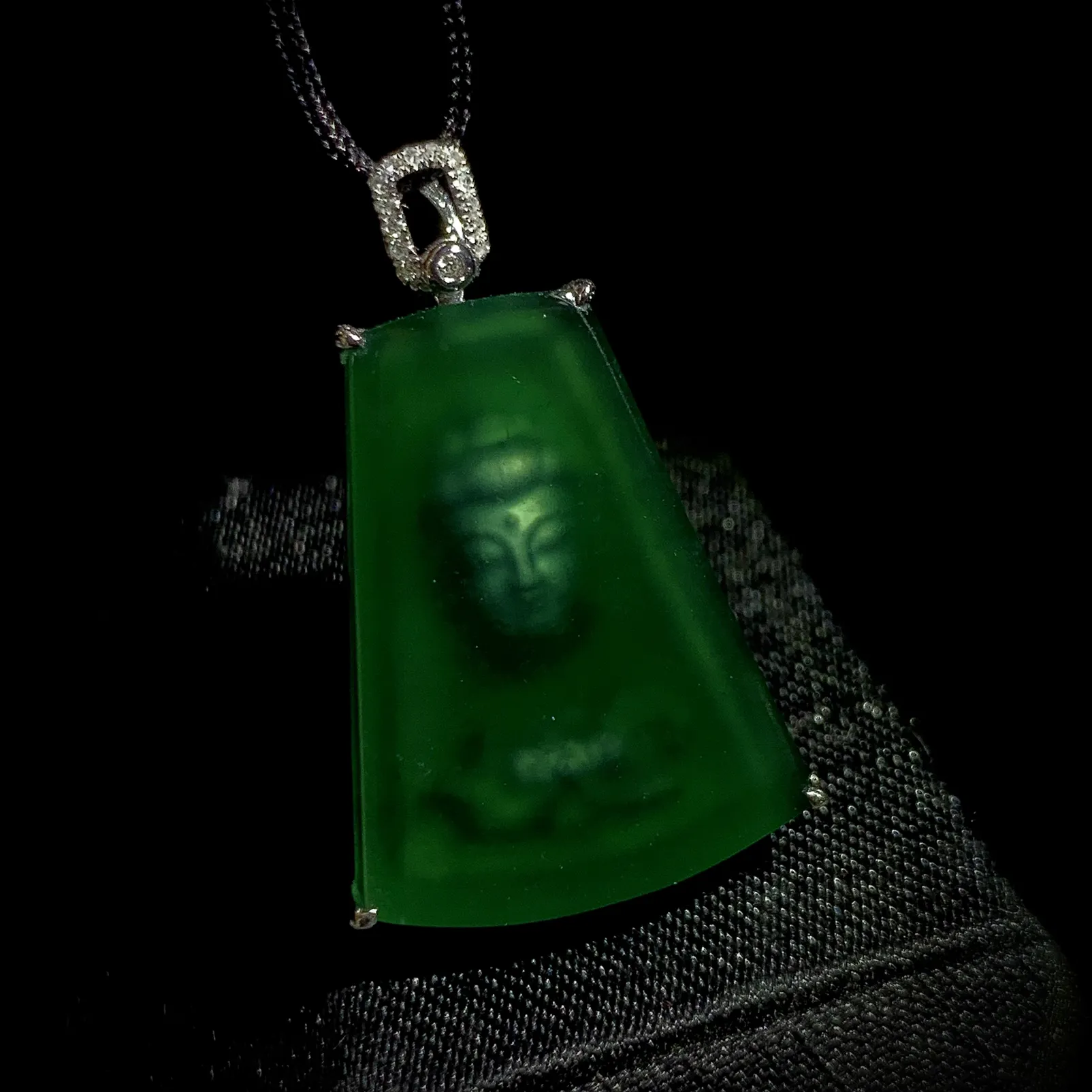 【花开见佛，佛影莲心】，
裸石25.2-18.6-3mm，整体32-20.5-5.8mm，
6.42g，18K金，南非钻，