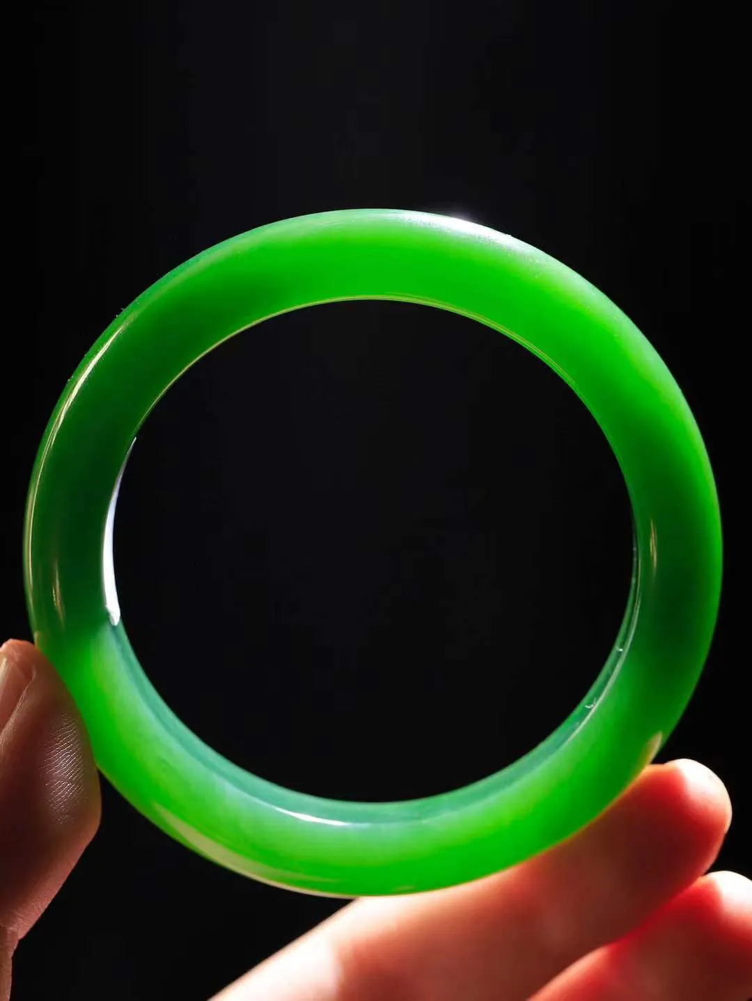 【柔情素语·手镯】

收藏级臻品和田玉碧玉手镯，玉质细腻温润，手感舒适，️线条流畅，简约大气，美自天成，佩戴于腕间，婉约之美，举手投足间透出那份低调奢华，醉人心扉。重56.7克 内径圈口56.5mm  尺寸12-9.2mm   FDA-5510800