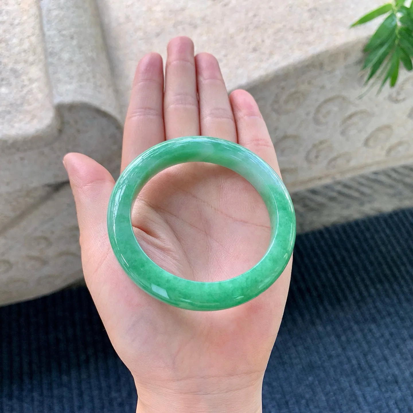 【圈口】53.3/10.3/8.7，糯冰满绿，水润，种老，细腻，无裂纹！