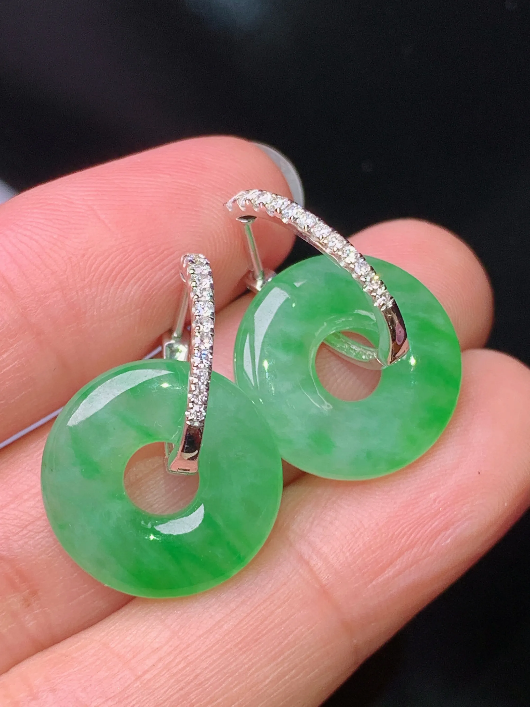 18k金钻镶嵌翠绿平安扣耳坠 玉质细腻 色泽艳丽清新 整体尺寸24.5*16.5*3.6