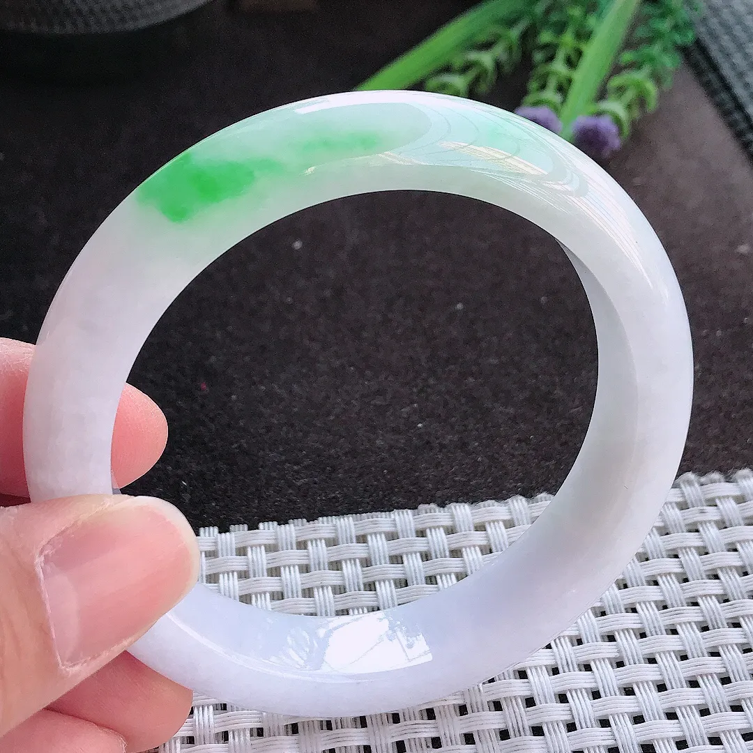 实拍A货翡翠57.5/13.3/8.8老坑精美飘阳绿白底青手镯宽边玉镯手环