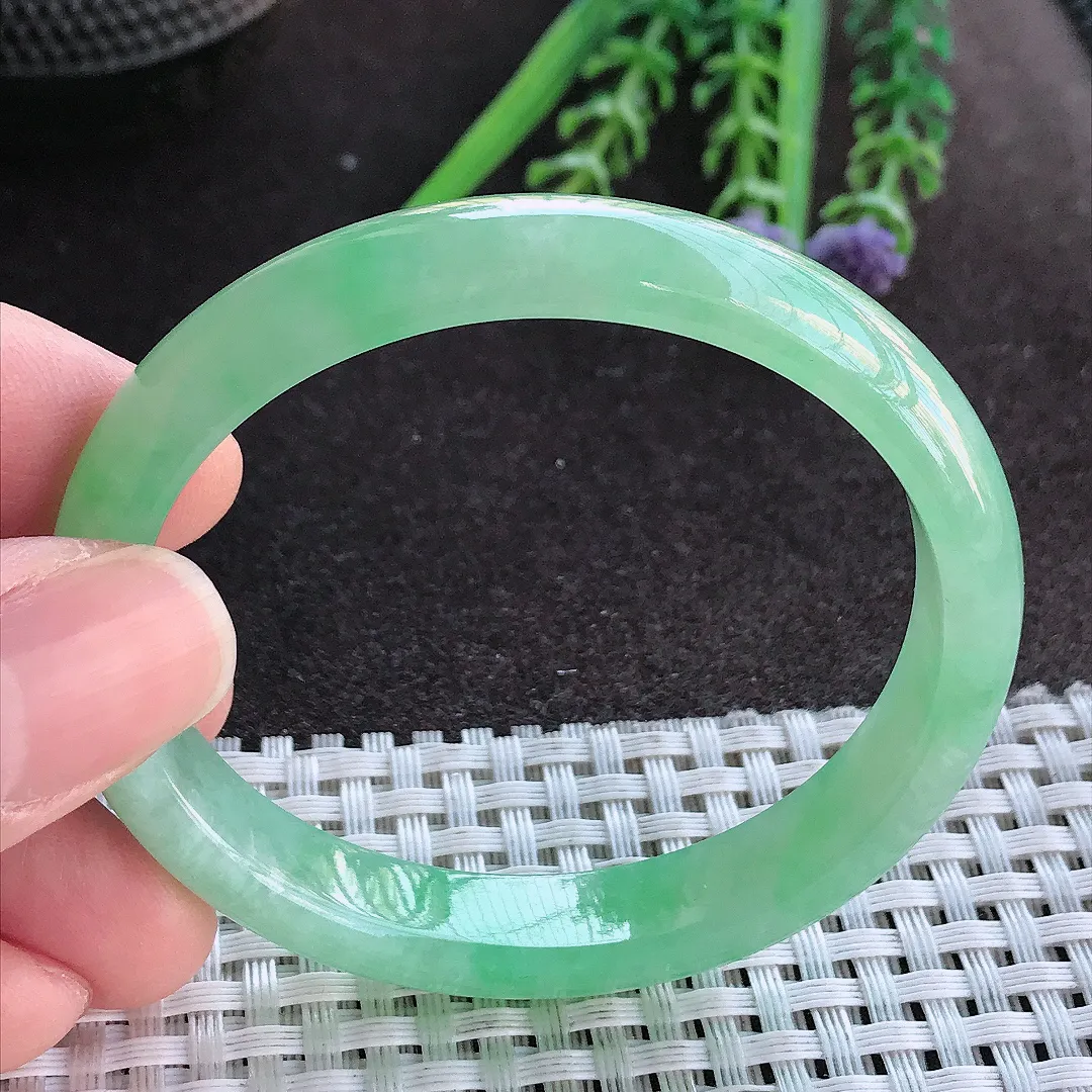 实拍A货翡翠52.5/47.8/10.2/6.5老坑冰润冰晴满甜绿贵妃手镯宽边玉镯手环