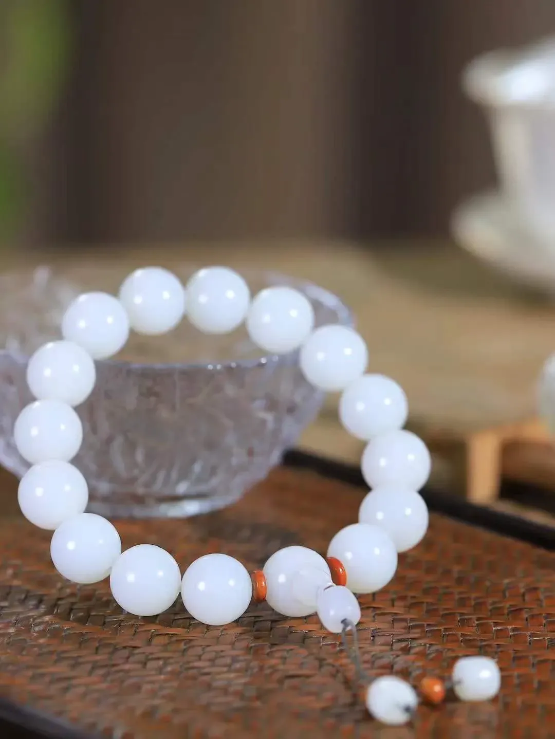 【珠圆玉润.手串】

精品️和田玉白玉珠圆玉润手串 玉质温润细腻  整串打磨圆润，佩戴舒适。珠珠落玉盘，间关莺语花底滑，一生美好时光，无论身在何处，都有它相伴相守。事事顺遂，幸福美满，吉祥如意。重51克 尺寸取一12.5mm  FDA-2210833