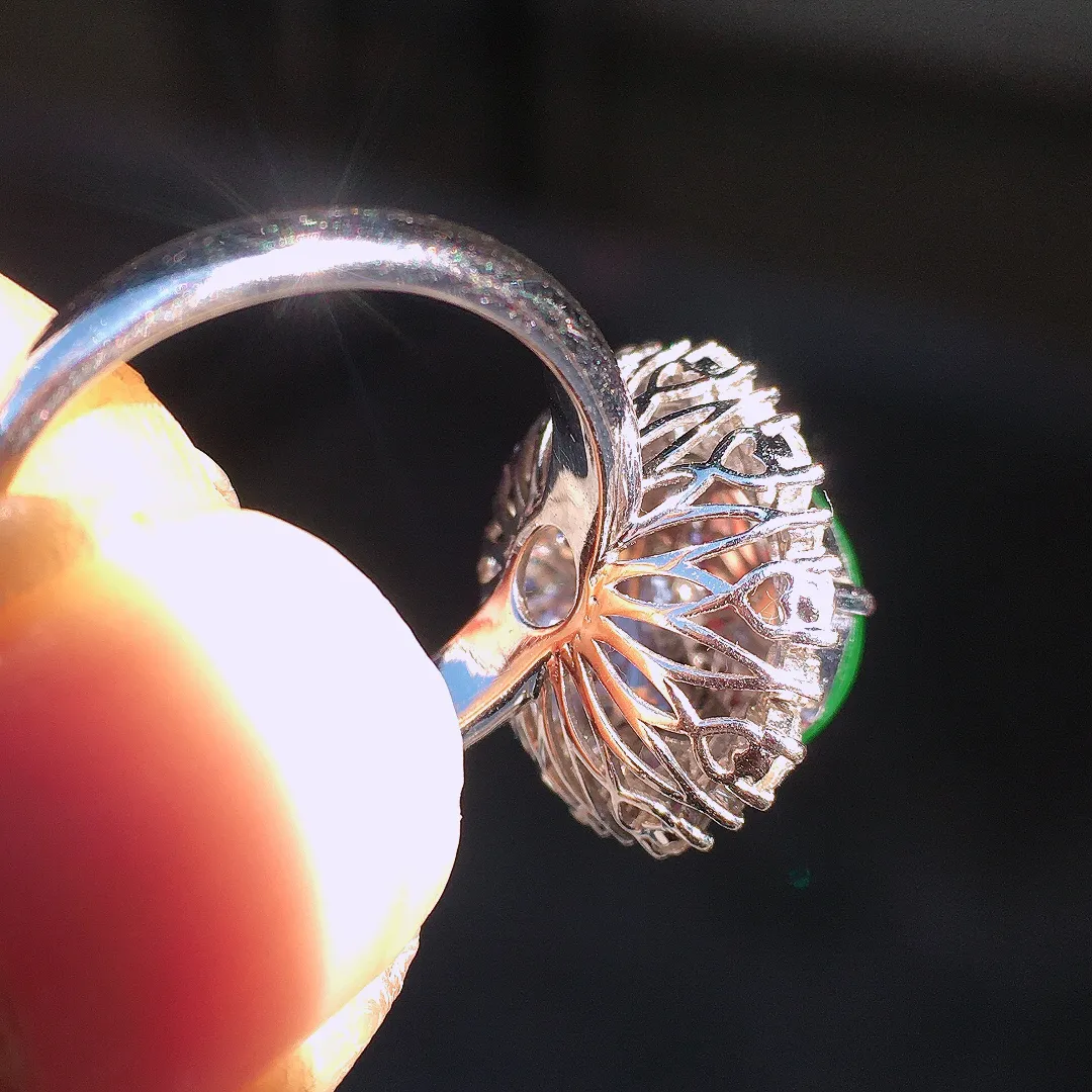 阳绿蛋面戒指，色泽均匀艳丽，玉质细腻，荧光感超
强，饱满圆润，尽显优雅气质，18k
金豪华镶嵌