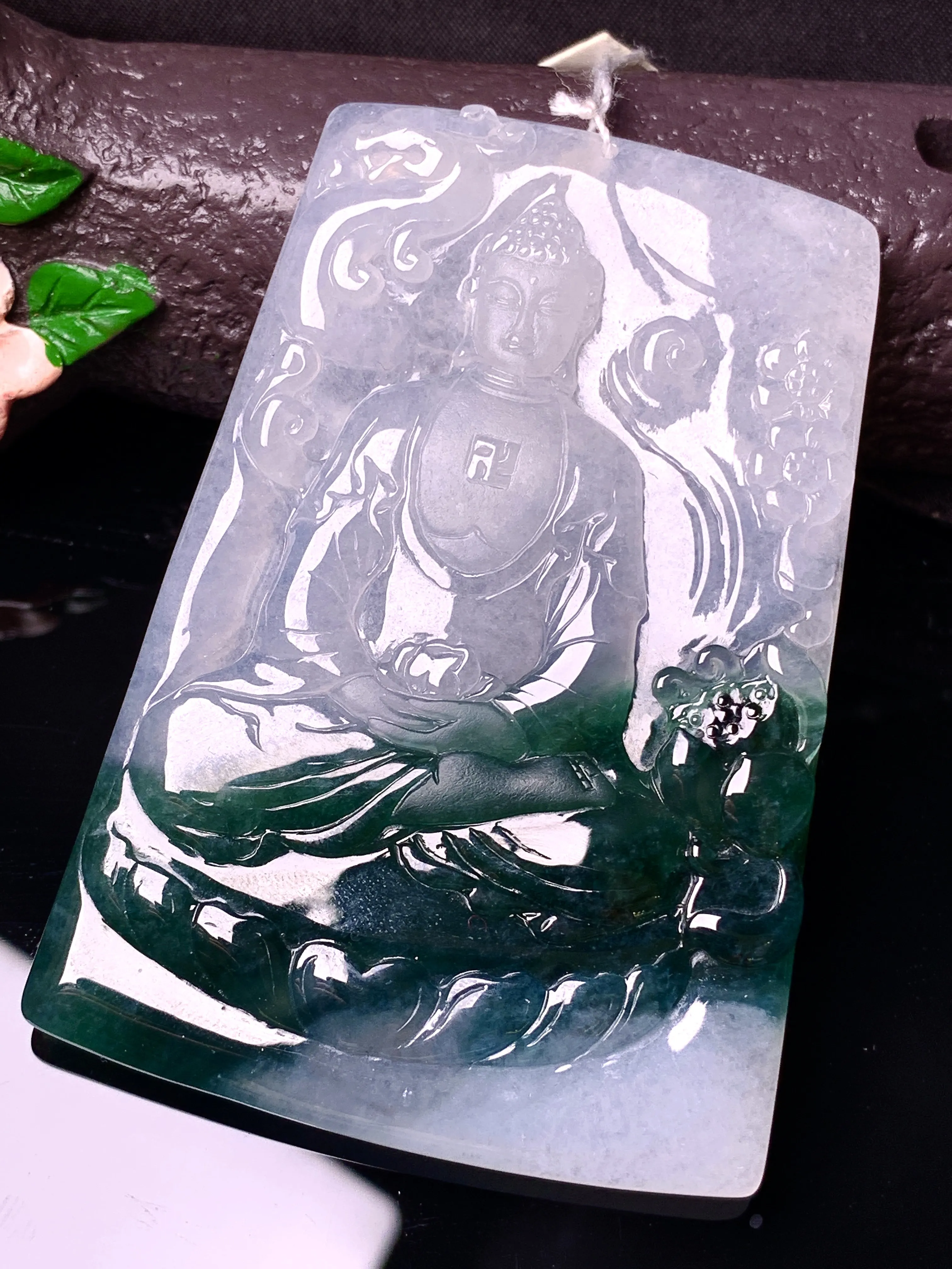 飘绿大日如来佛祖吊坠 玉质细腻 色泽艳丽清新 整体尺寸64.7*45.2*5.5