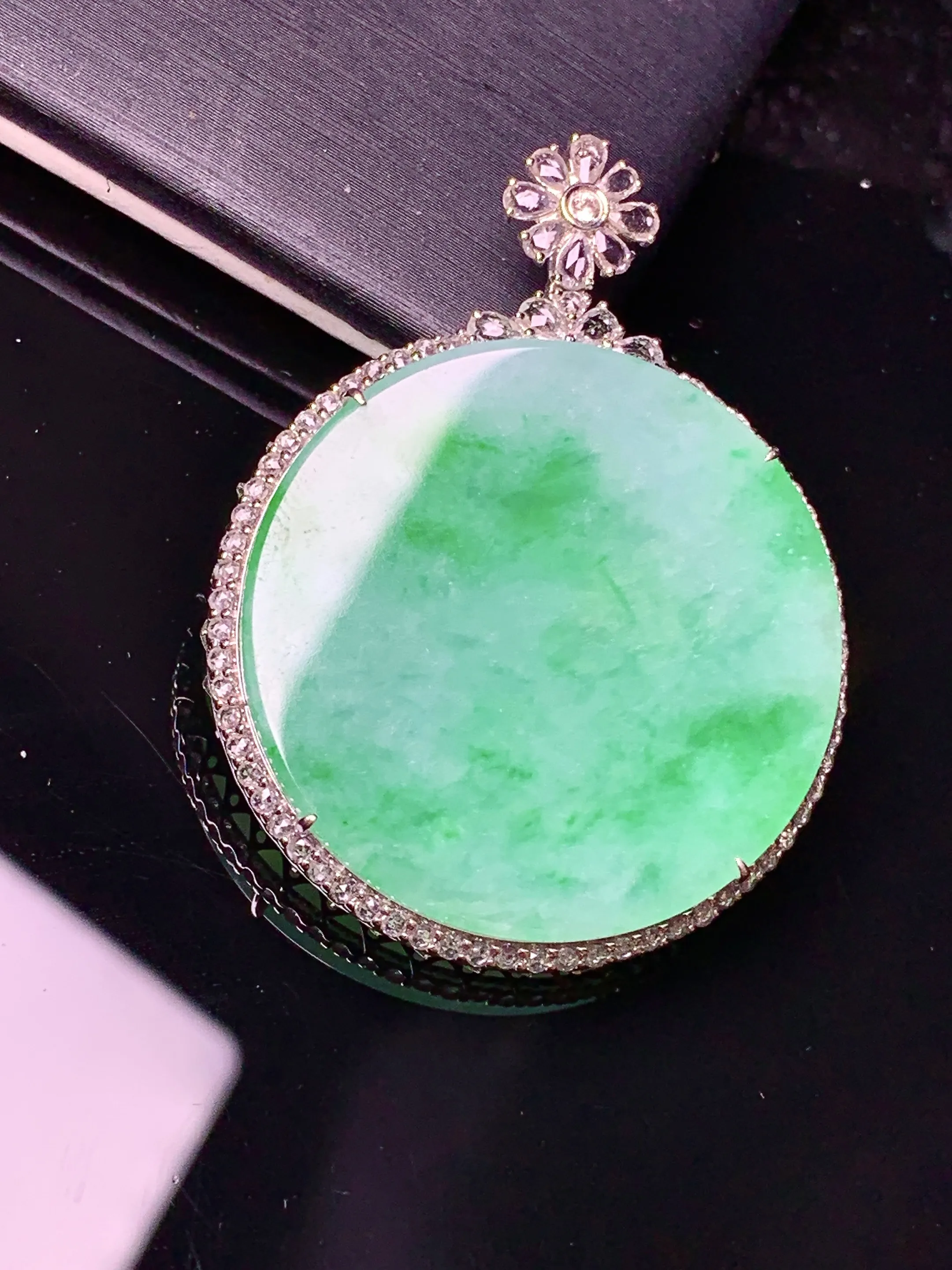 18k金钻镶嵌翠绿圆牌吊坠 玉质细腻 色泽艳丽清新 整体尺寸41.5*31.6*6