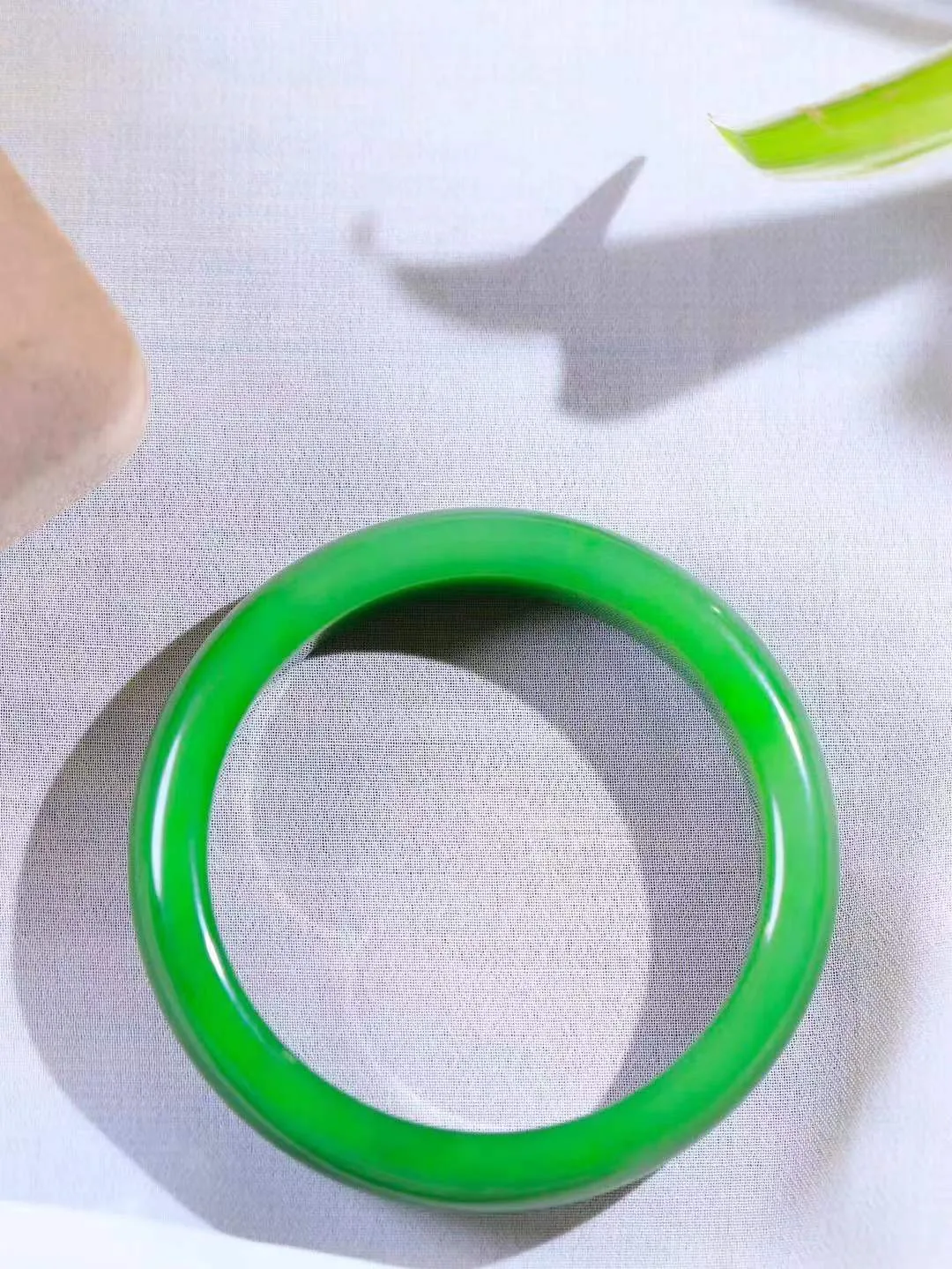 [温润如玉.手镯]

收藏级臻品和田玉碧玉手镯。玉质温润细腻 油性十足 手感舒适，高华雅逸，线条流畅，简约大气，美自天成，素雅高贵。佩戴于腕间，婉约之美，举手投足间透出那份低调奢华。重62.8克 内径58.5mm尺寸14-8.5mm 7817814A