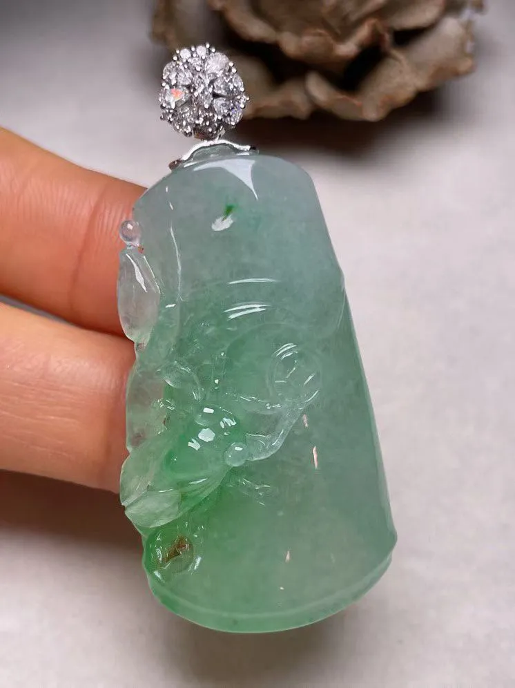 冰糯种飘绿节节高吊坠、真金真钻镶嵌，种水好，玉质细腻 .裸石尺寸 43.0*23.8